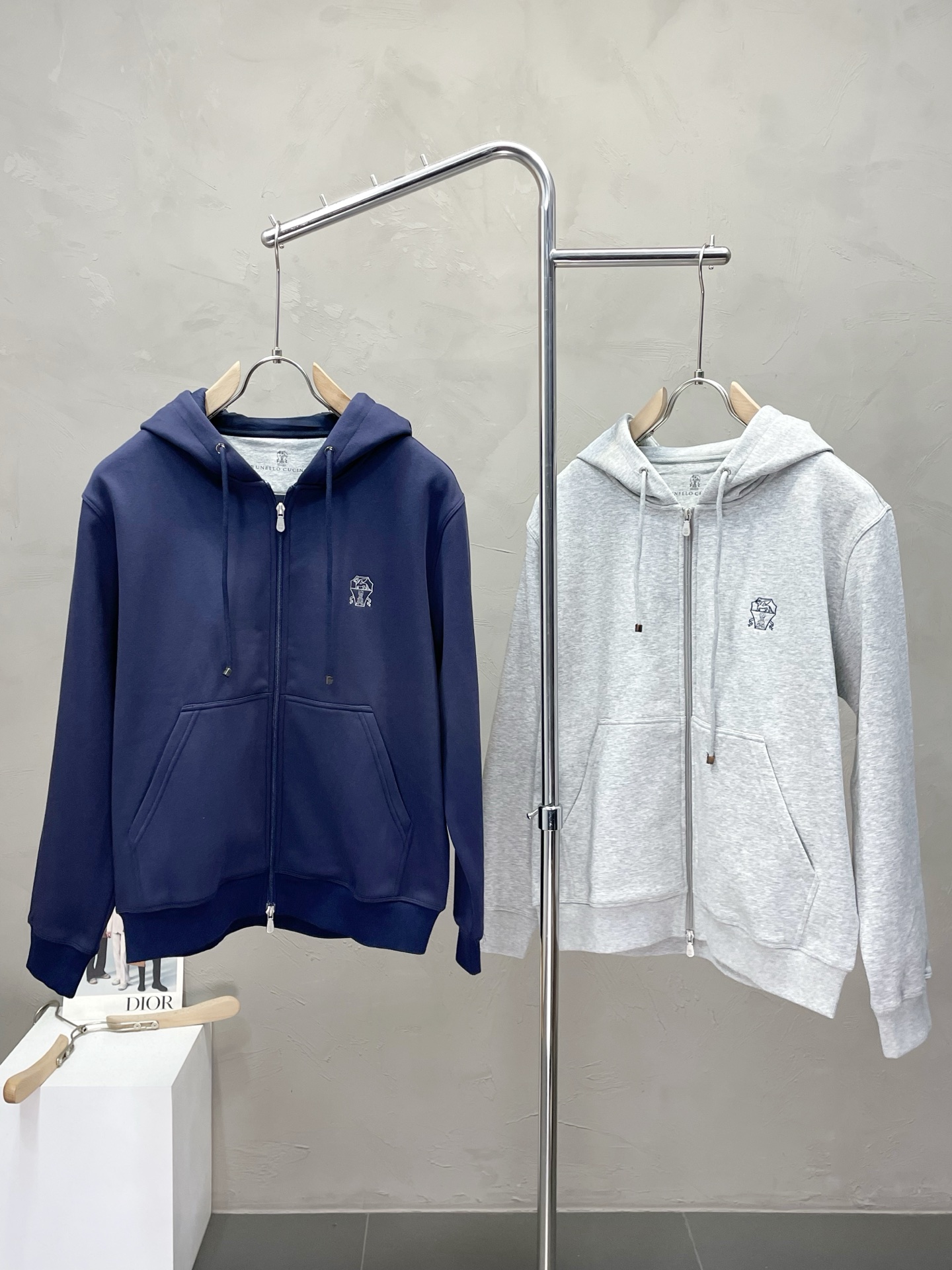 NO:506153,.BC-Brunello Cucineli Brunello Cucineli exclusively provides the latest fashionable autumn and winter hooded jackets. A jacket with a classic design and appearance, and the quality is even more unscrupulous. You can buy it directly. You can't get it wrong! Through the detailed pictures, you can feel its powerful aura, and the warm-concentration effect is significant, so you don’t have to worry about the chill at all! It is both fashionable and functional, and the whole style looks more luxurious and elegant! Size M-3XL, brunello cucinelli, jackets & coats, hats, alexander wang19860909.BC-Brunello Cucineli 布鲁内洛·库奇内利独家专供最新时尚秋冬连帽外套.经典设计感与颜值爆棚的外套,品质更是无法挑剔品控可以直接入手,不容过错的高端臻品！通过细节图片便可感受到它强悍的气场,聚温保暖效果显著,完全不用担心会有一点寒意！时尚与功能性兼备,整款显得更加的奢华大气！ 尺码M-3XL,,brunello cucinelli,jackets & coats,hats,alexander wang,Men's clothing