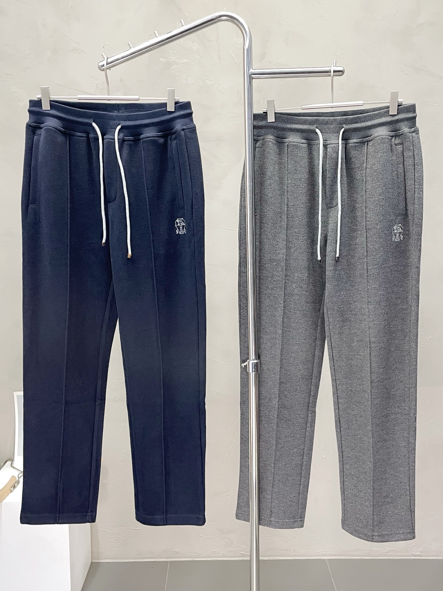 NO:506110,.BC-Brunello Cucineli Brunello Cucineli exclusively for new casual pants High-end version!  Customized fabrics for counters are breathable and comfortable, with impeccable details, and the brand element design concept reflects high quality. The feel is delicate and soft!  It is casually cut, with a great upper body style!  Number of codes: M-3XL, brunello cucinelli, alexander wang19860909.BC-Brunello Cucineli 布鲁内洛·库奇内利独家专供新款休闲裤 高端版本！专柜定制面料 透气舒适度高,细节无可挑剔,品牌元素设计理念,体现高品质.手感细腻柔软！呈现休闲裁剪,上身版型超赞！码数: M-3XL,,brunello cucinelli,alexander wang,Men's clothing