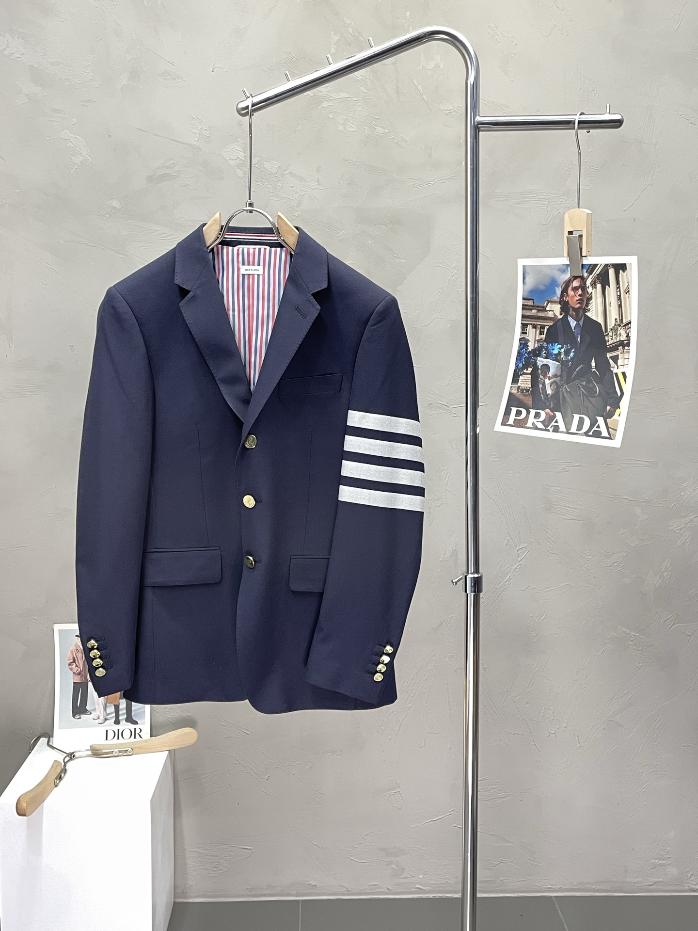 NO:520455,.Thom Browne Tom Brown exclusively supplies new suit jackets, simple and casual suit jackets, imported original polyester fabrics, breathable, soft and warm, strong and drape, the whole piece of clothing is neat and flat, all hardware accessories are top-grade accessories with logos, and it is obvious that it is high-end fabrics. This fabric is fixed-woven. There is no good product from the outside, and there is no picky place to go. This jacket is often worn and has strong practicality. Size M-3XL, thom brown, jackets & coats, business suit, alexander wang19860909.Thom Browne汤姆布朗独家专供新款西服外套,简约休闲西装外套,进口原版聚酯纤维面料,透气柔软保暖性很强,笔挺垂感十足,整件衣服车工走线整齐平整,所有五金附料都是客供带logo顶级配件 一看就是高档的面料 这种面料都是定织的 外面根本就没有 正规大厂途径出来的好货,无任何有挑剔的地方 这样的一件外套属于常备常穿的,实用性很强.尺码M-3XL,,thom browne,jackets & coats,business suit,alexander wang,Men's clothing