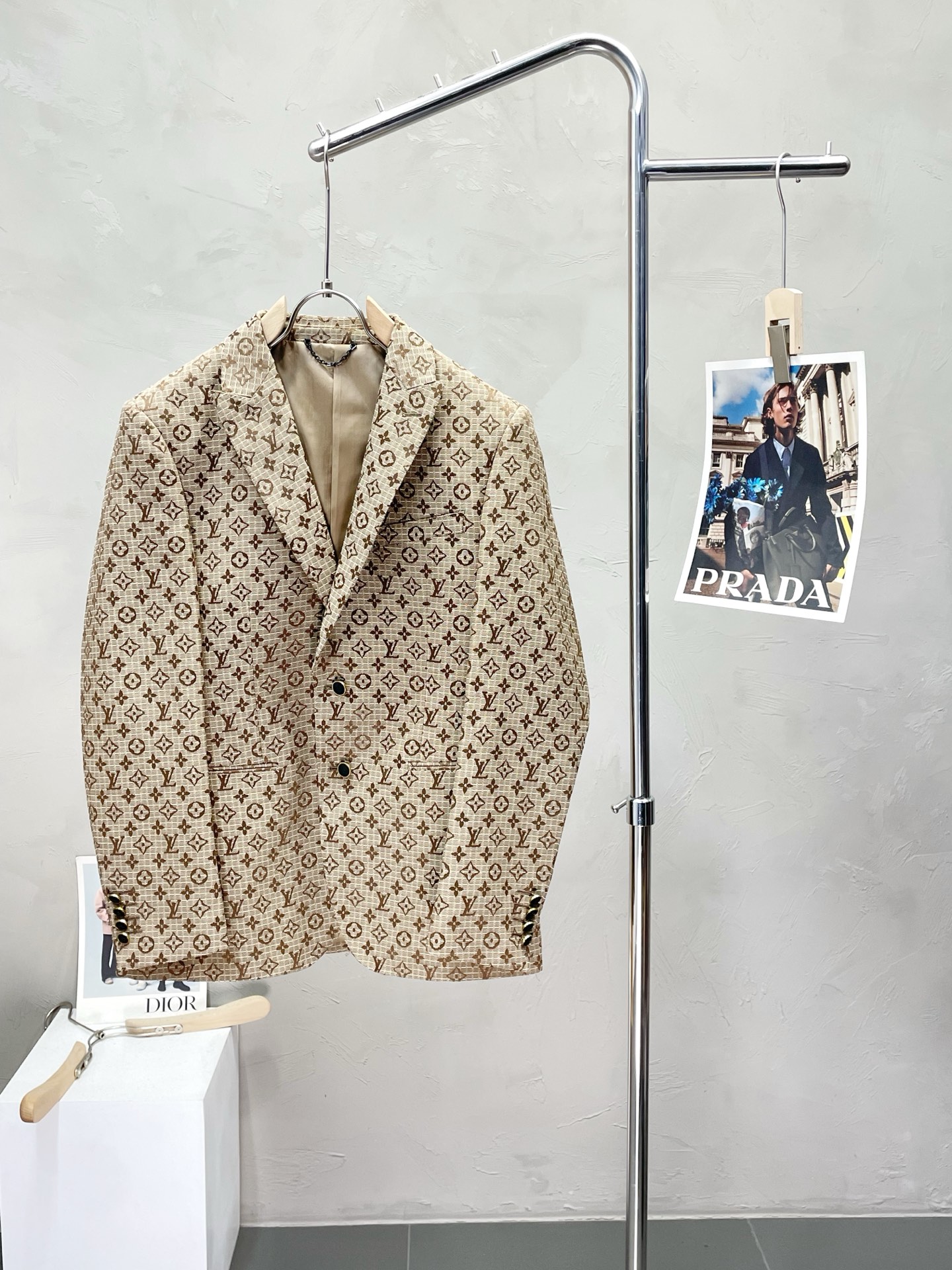 NO:509610,.Louis Vuitton exclusively supplies new suit jackets, simple and casual suit jackets, imported original polyester fabrics, breathable, soft and warm, strong and drape, the whole piece of clothing is neat and flat, all hardware accessories are top-grade accessories with logos, and it is obvious that it is high-end fabrics. This fabric is fixed-woven. There is no good product from the outside, and there is no picky place to go. This jacket is often worn and has strong practicality. Size M-3XL,,louis vuitton,louis vuitton,jackets & coats,business suit,alexander wang19860909.Louis Vuitton路易威登独家专供新款西服外套,简约休闲西装外套,进口原版聚酯纤维面料,透气柔软保暖性很强,笔挺垂感十足,整件衣服车工走线整齐平整,所有五金附料都是客供带logo顶级配件 一看就是高档的面料 这种面料都是定织的 外面根本就没有 正规大厂途径出来的好货,无任何有挑剔的地方 这样的一件外套属于常备常穿的,实用性很强.尺码M-3XL,,louis vuitton,louis vuitton,jackets & coats,business suit,alexander wang,Men's clothing