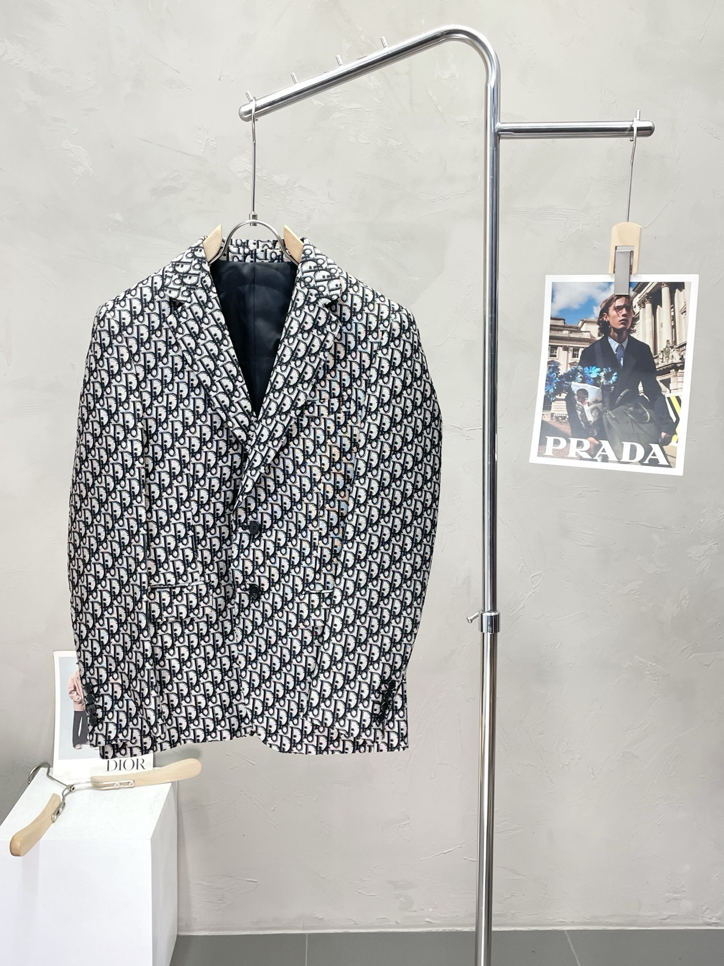 NO:509616,.Dior exclusively supplies new suit jackets, simple and casual suit jackets, imported original polyester fabric, breathable, soft and warm, strong and drape, the whole piece of clothing is neat and flat, all hardware accessories are top-grade accessories with logos, and it is obvious that it is high-end fabric. This fabric is fixed-woven. There is no good product from the outside, and there is no picky place to go. This jacket is often worn and has strong practicality. Size M-3XL, dior, dior, jackets & coats, business suit, alexander wang19860909.Dior迪奥独家专供新款西服外套,简约休闲西装外套,进口原版聚酯纤维面料,透气柔软保暖性很强,笔挺垂感十足,整件衣服车工走线整齐平整,所有五金附料都是客供带logo顶级配件 一看就是高档的面料 这种面料都是定织的 外面根本就没有 正规大厂途径出来的好货,无任何有挑剔的地方 这样的一件外套属于常备常穿的,实用性很强.尺码M-3XL,,dior,dior,jackets & coats,business suit,alexander wang,Men's clothing