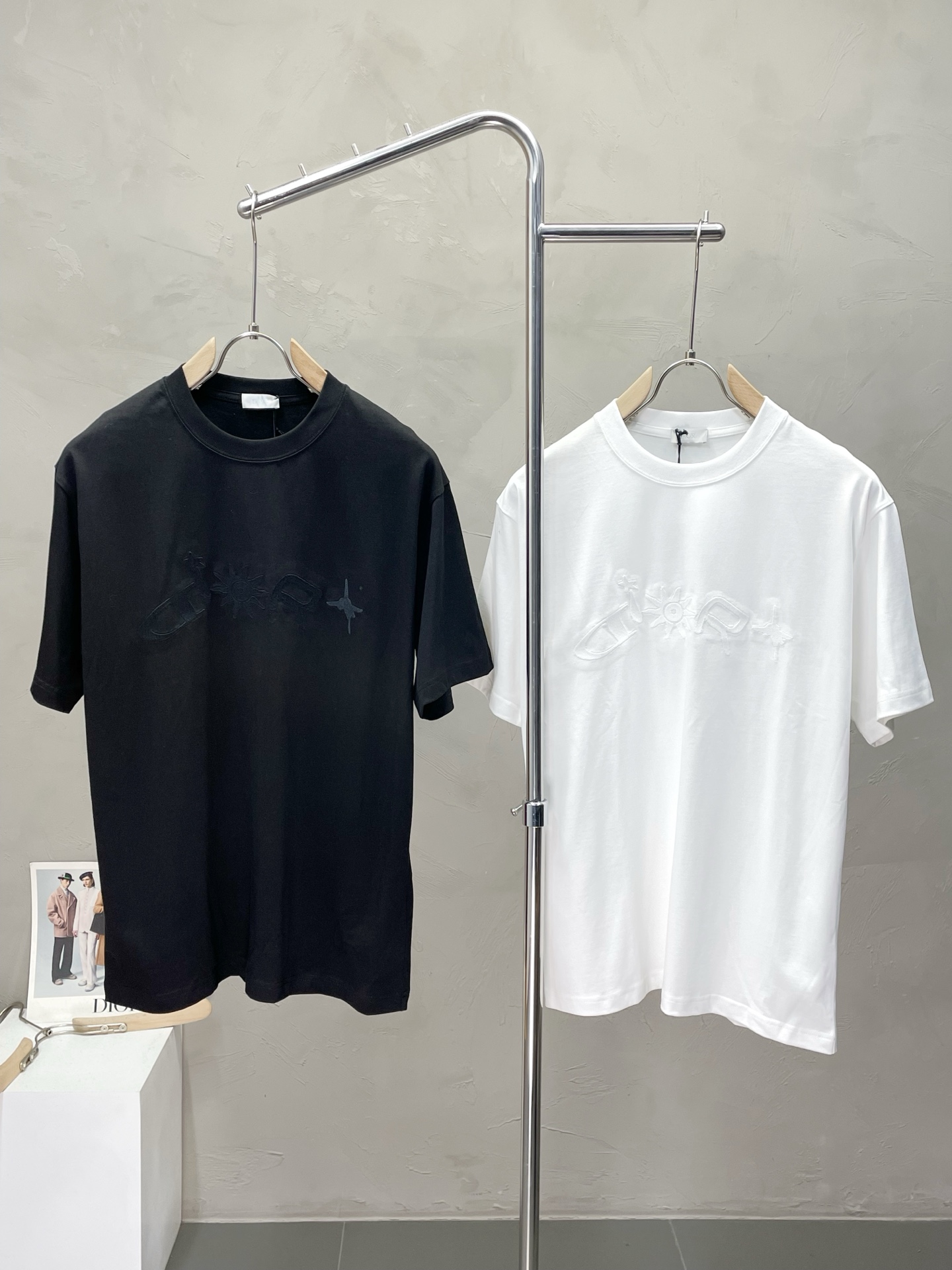 NO:509573,.Dior exclusively offers new original single men's casual short sleeves, high-end customization, high-end version, fashionable and versatile imported fabric, super soft and delicate, skin-friendly and comfortable to wear, high-end boutique, OEM, fine production, very good for the top body, men's essential items, complete three standards, S-2XL,,dior,dior,T-shirt,alexander wang19860909.Dior迪奥独家专供新款原单男士休闲短袖 高端定制 高版本 时尚百搭爆款进口面料 手感超柔软细腻 穿着亲肤舒适 高端精品 代工厂精细做上身非常赞 男士必备单品 三标齐全 码数S-2XL,,dior,dior,T-shirt,alexander wang,Men's clothing