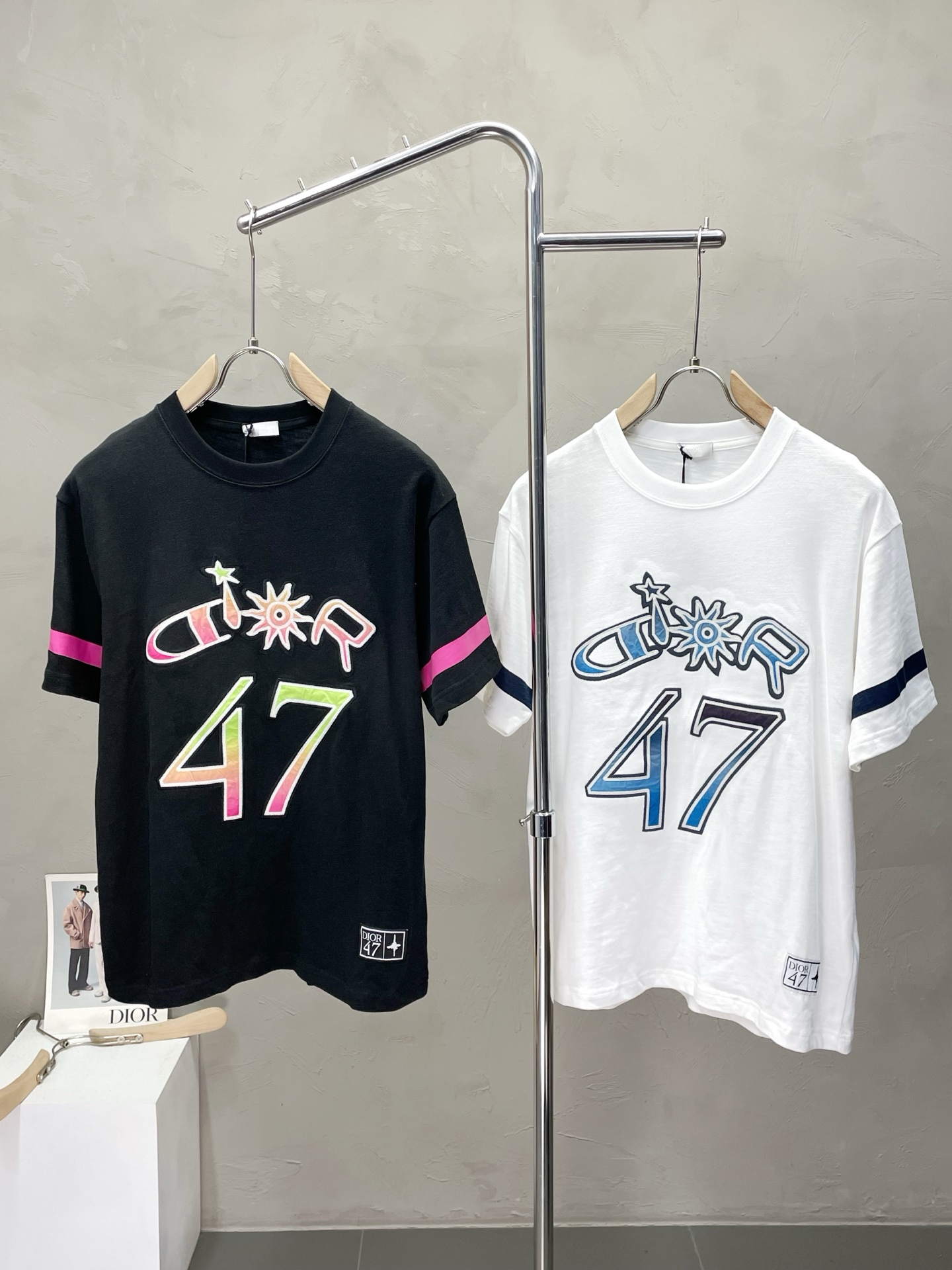 NO:509579,.Dior exclusively offers new original single men's casual short sleeves, high-end customization, high-end version, fashionable and versatile imported fabric, super soft and delicate, skin-friendly and comfortable to wear, high-end boutique, OEM, fine production, very good for the top body, men's essential items, complete three standards, S-2XL,,dior,dior,T-shirt,alexander wang19860909.Dior迪奥独家专供新款原单男士休闲短袖 高端定制 高版本 时尚百搭爆款进口面料 手感超柔软细腻 穿着亲肤舒适 高端精品 代工厂精细做上身非常赞 男士必备单品 三标齐全 码数S-2XL,,dior,dior,T-shirt,alexander wang,Men's clothing