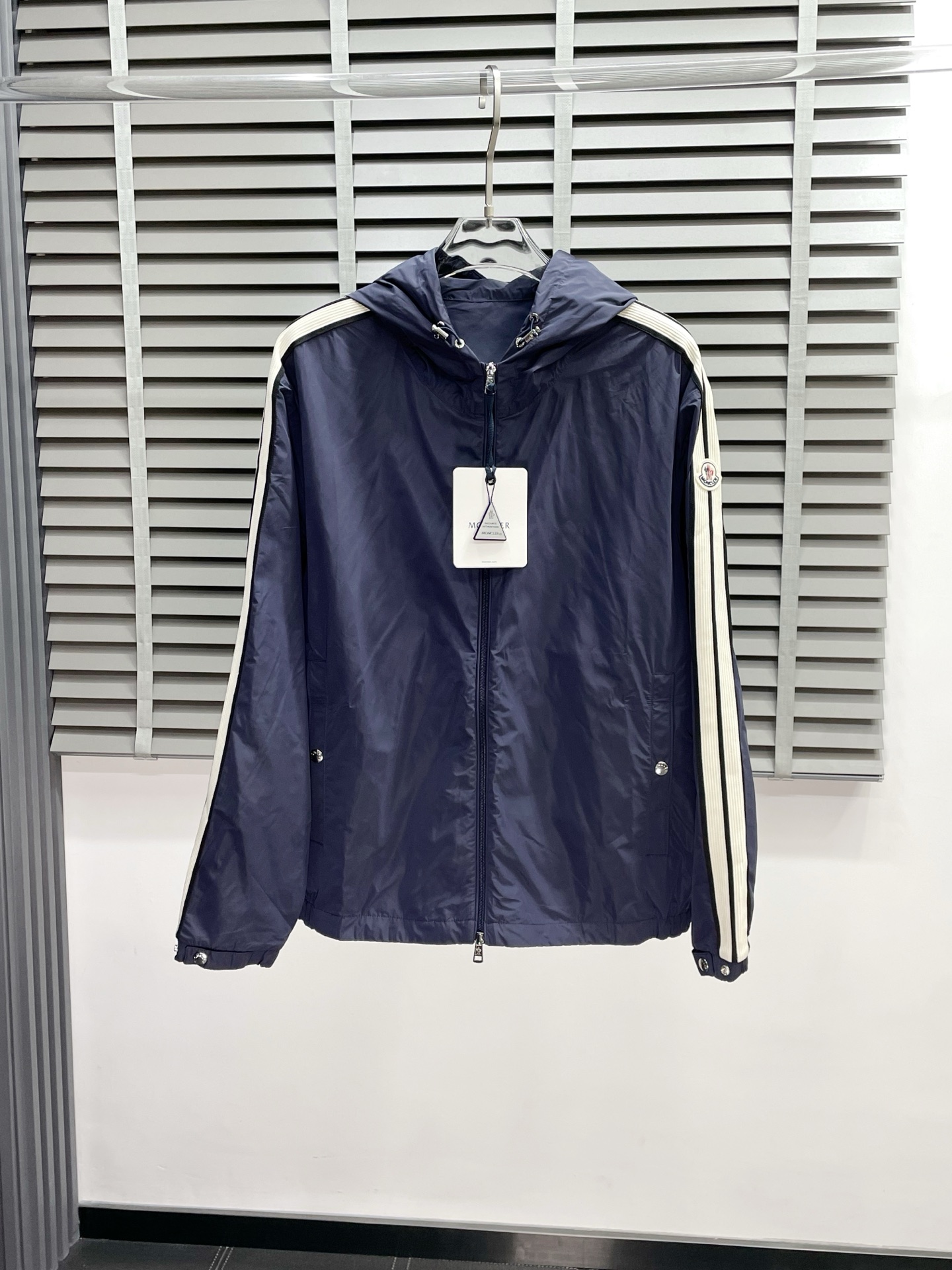 NO:511946,.Moncler's hooded exclusively for the latest fashionable and light jackets. A jacket with a classic design and great appearance, and the quality is even more unscrupulous. You can buy it directly. You can't get it wrong! Through the detailed pictures, you can feel its powerful aura, and the warm-concentration effect is significant, so you don’t have to worry about the chill at all! It is both fashionable and functional, and the whole style looks more luxurious and elegant! Size 1-4, Moncler, jackets & coats, jackets & coats, alexander wang19860909.Moncler蒙口独家专供最新时尚轻薄夹克 经典设计感与颜值爆棚的外套,品质更是无法挑剔品控可以直接入手,不容过错的高端臻品！通过细节图片便可感受到它强悍的气场,聚温保暖效果显著,完全不用担心会有一点寒意！时尚与功能性兼备,整款显得更加的奢华大气！ 尺码1-4,,Moncler,jackets & coats,jackets & coats,alexander wang,Men's clothing