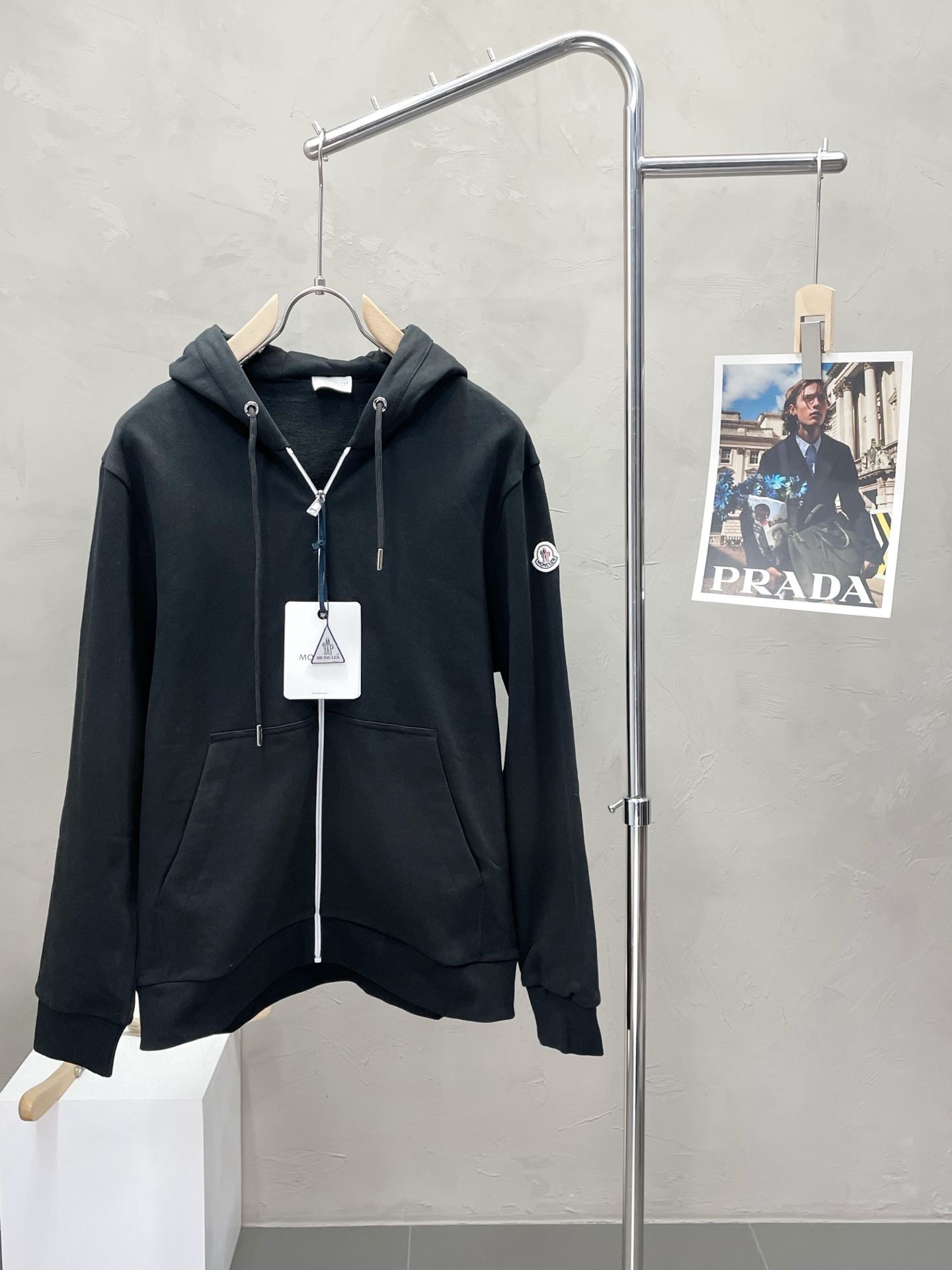 NO:520466,.Moncler hooded jacket exclusively for the latest fashionable hooded jacket. A jacket with a classic design and great appearance, and the quality is even more unscrupulous. You can buy it directly. You can’t get it wrong! Through the detailed pictures, you can feel its powerful aura, and the warm-concentration effect is significant, so you don’t have to worry about the chill at all! It is both fashionable and functional, and the whole style looks more luxurious and elegant! Size 1-4, Moncler, jackets & coats,hats,alexander wang19860909.Moncler蒙口独家专供最新时尚连帽外套 经典设计感与颜值爆棚的外套,品质更是无法挑剔品控可以直接入手,不容过错的高端臻品！通过细节图片便可感受到它强悍的气场,聚温保暖效果显著,完全不用担心会有一点寒意！时尚与功能性兼备,整款显得更加的奢华大气！ 尺码1-4,,Moncler,jackets & coats,hats,alexander wang,Men's clothing