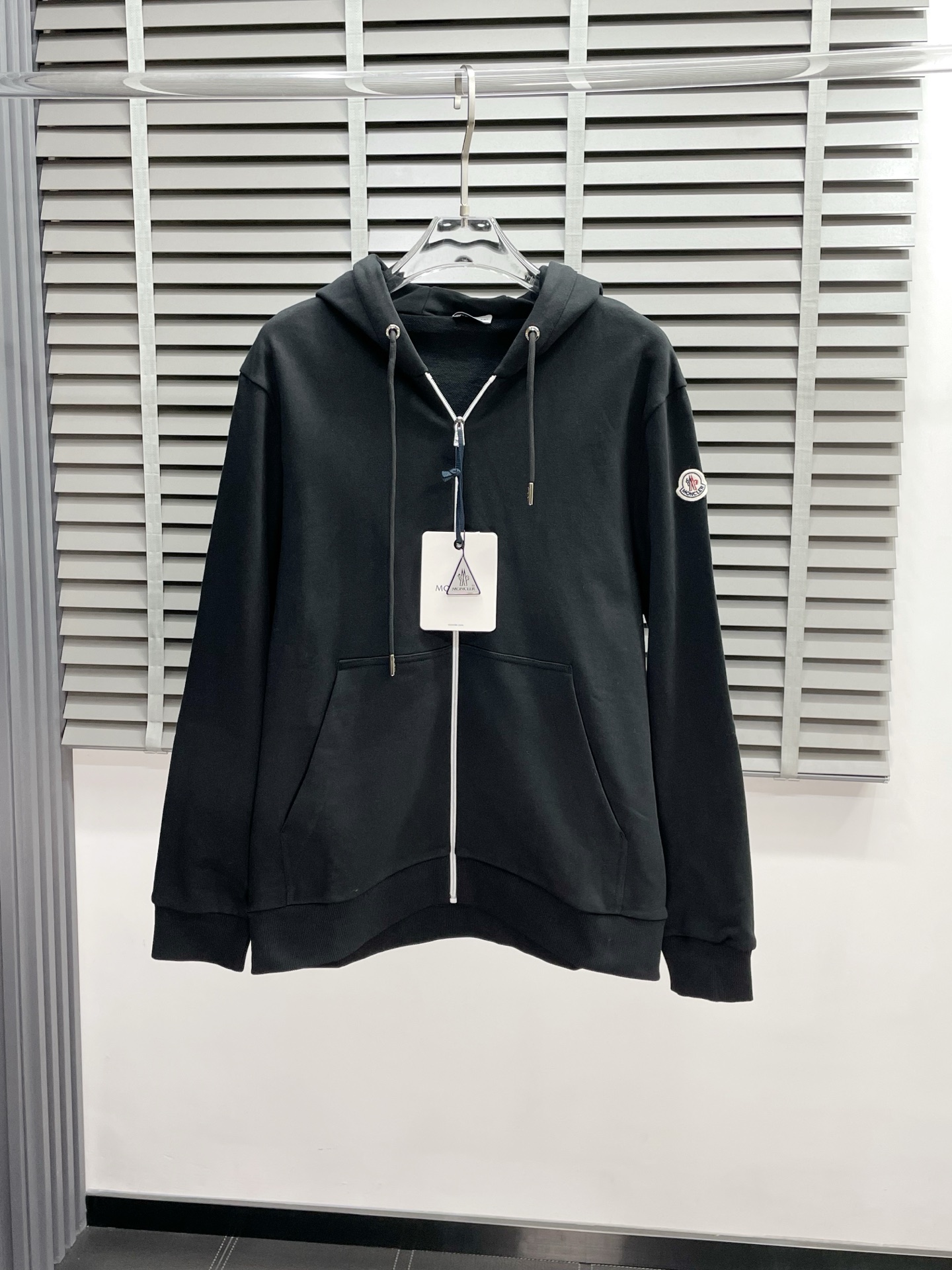 NO:511942,.Moncler hooded jacket exclusively for the latest fashionable hooded jacket. A jacket with a classic design and great appearance, and the quality is even more unscrupulous. You can buy it directly. You can’t get it wrong! Through the detailed pictures, you can feel its powerful aura, and the warm-concentration effect is significant, so you don’t have to worry about the chill at all! It is both fashionable and functional, and the whole style looks more luxurious and elegant! Size 1-4, Moncler, jackets & coats,hats,alexander wang19860909.Moncler蒙口独家专供最新时尚连帽外套 经典设计感与颜值爆棚的外套,品质更是无法挑剔品控可以直接入手,不容过错的高端臻品！通过细节图片便可感受到它强悍的气场,聚温保暖效果显著,完全不用担心会有一点寒意！时尚与功能性兼备,整款显得更加的奢华大气！ 尺码1-4,,Moncler,jackets & coats,hats,alexander wang,Men's clothing