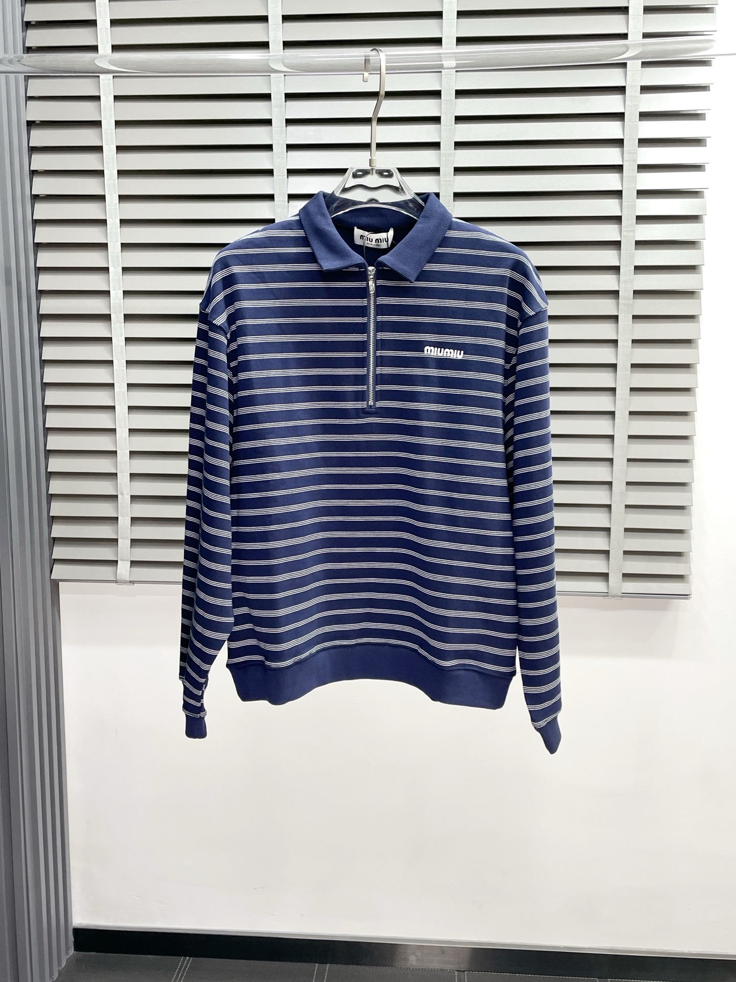 NO:511916,.Miumiu Miu exclusively provides the latest fashionable semi-zipper sweatshirts. A classic jacket with a very impressive design and appearance. The quality is even more unscrupulous. You can buy it directly. You can't get it wrong! Through the detailed pictures, you can feel its powerful aura, and the warm-concentration effect is significant, so you don’t have to worry about the chill at all! It is both fashionable and functional, and the whole style looks more luxurious and elegant! Size 36.38.40.42, miumiu,hoodie,sweatshirts,jackets & coats,alexander wang19860909.Miumiu谬谬独家专供最新时尚半拉链卫衣 经典设计感与颜值爆棚的外套,品质更是无法挑剔品控可以直接入手,不容过错的高端臻品！通过细节图片便可感受到它强悍的气场,聚温保暖效果显著,完全不用担心会有一点寒意！时尚与功能性兼备,整款显得更加的奢华大气！ 尺码36.38.40.42,,miumiu,hoodie,sweatshirts,jackets & coats,alexander wang,Men's clothing