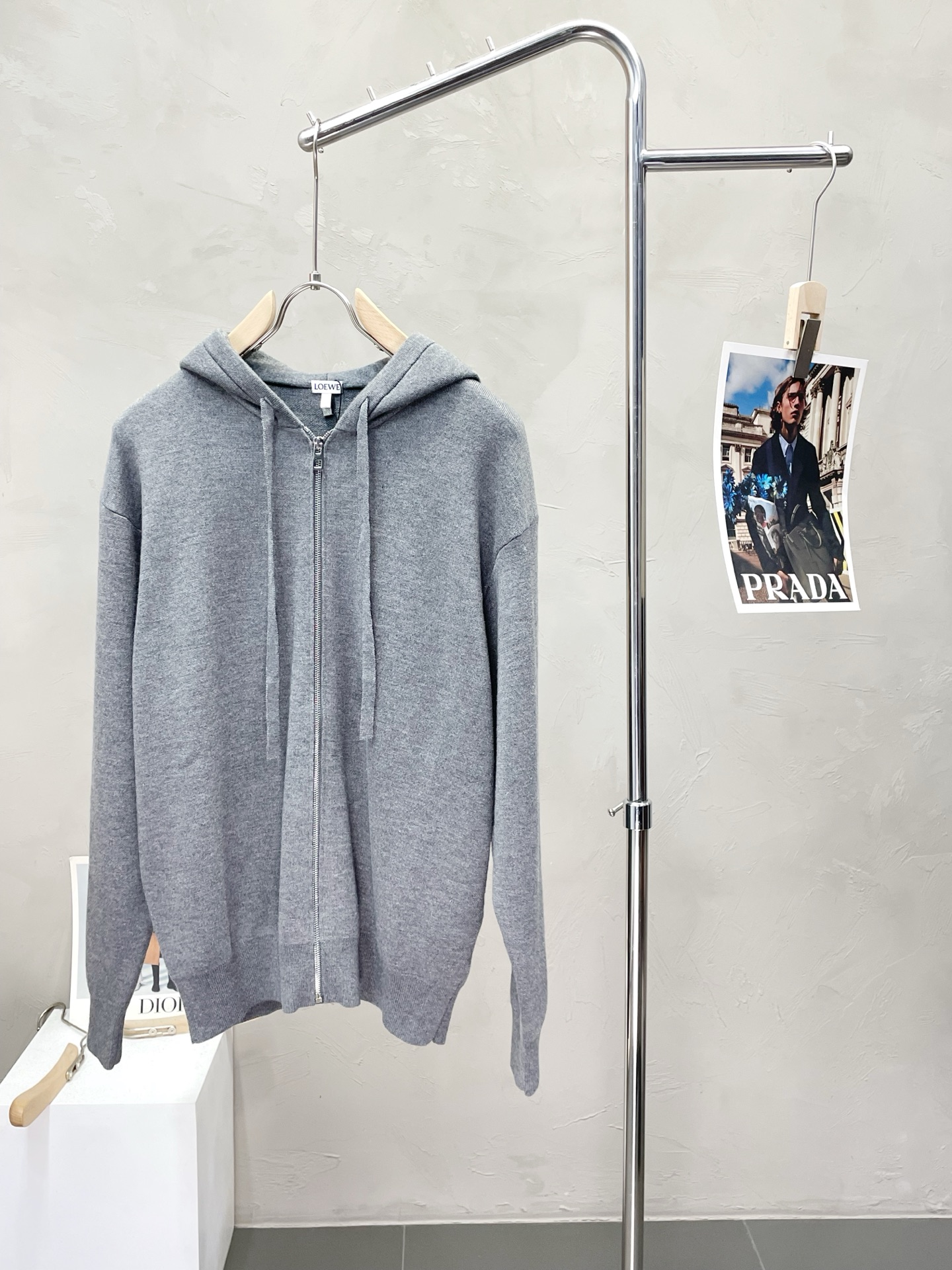 NO:520465,.LOEWE exclusively offers the latest fashionable sweater jackets. A jacket with a classic design and great appearance. The quality is even more unscrupulous. You can buy it directly. You can't get it wrong! Through the detailed pictures, you can feel its powerful aura, and the warm-concentration effect is significant, so you don’t have to worry about the chill at all! It is both fashionable and functional, and the whole style looks more luxurious and elegant! Size S-XL, loewe, loewe, jackets & coats, sweaters, alexander wang19860909.LOEWE罗意威独家专供最新时尚毛衣外套 经典设计感与颜值爆棚的外套,品质更是无法挑剔品控可以直接入手,不容过错的高端臻品！通过细节图片便可感受到它强悍的气场,聚温保暖效果显著,完全不用担心会有一点寒意！时尚与功能性兼备,整款显得更加的奢华大气！ 尺码S-XL,,loewe,loewe,jackets & coats,sweaters,alexander wang,Men's clothing