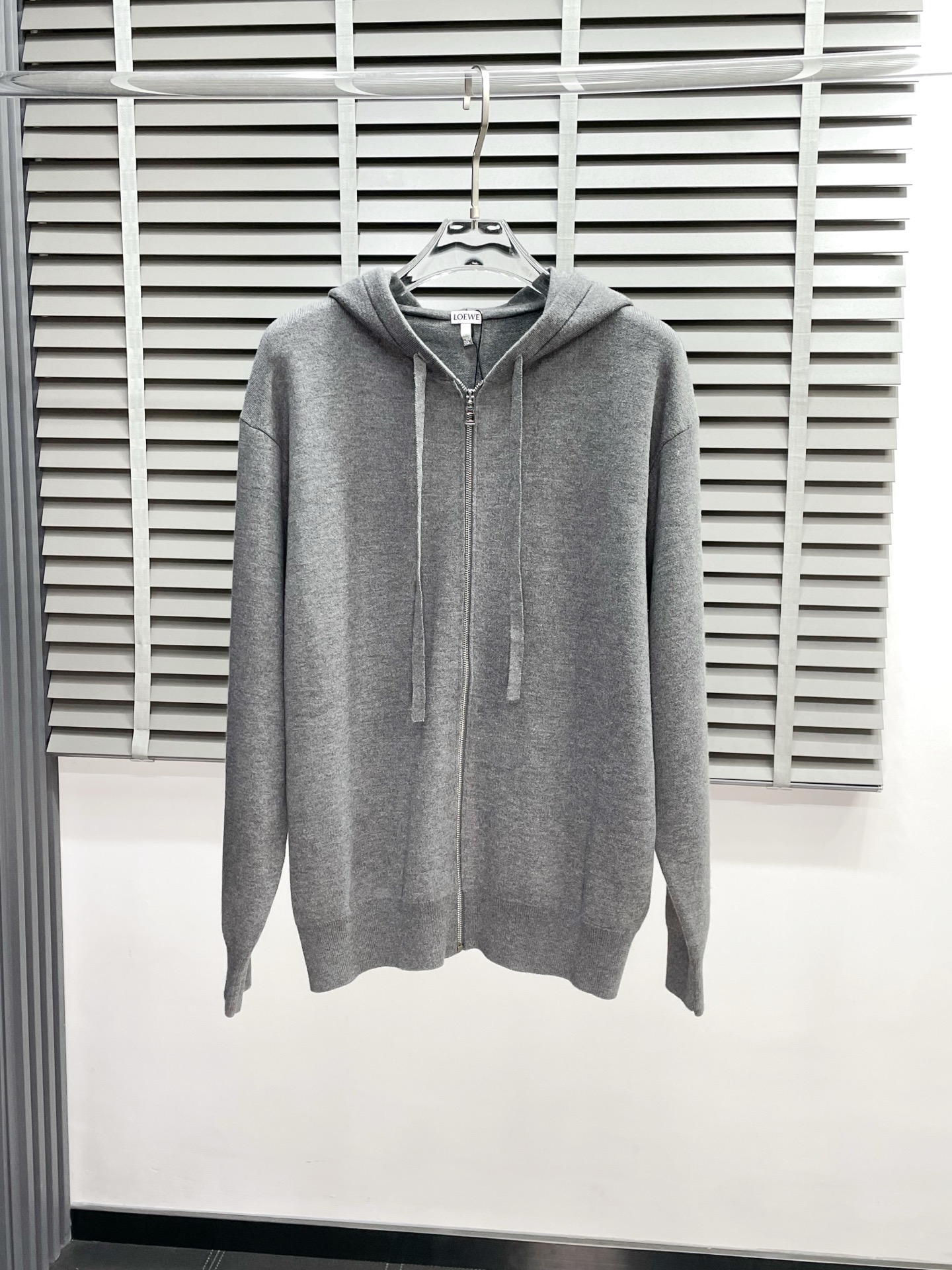 NO:511932,.LOEWE exclusively offers the latest fashionable sweater jackets. A jacket with a classic design and great appearance. The quality is even more unscrupulous. You can buy it directly. You can't get it wrong! Through the detailed pictures, you can feel its powerful aura, and the warm-concentration effect is significant, so you don’t have to worry about the chill at all! It is both fashionable and functional, and the whole style looks more luxurious and elegant! Size S-XL, loewe, loewe, jackets & coats, sweaters, alexander wang19860909.LOEWE罗意威独家专供最新时尚毛衣外套 经典设计感与颜值爆棚的外套,品质更是无法挑剔品控可以直接入手,不容过错的高端臻品！通过细节图片便可感受到它强悍的气场,聚温保暖效果显著,完全不用担心会有一点寒意！时尚与功能性兼备,整款显得更加的奢华大气！ 尺码S-XL,,loewe,loewe,jackets & coats,sweaters,alexander wang,Men's clothing