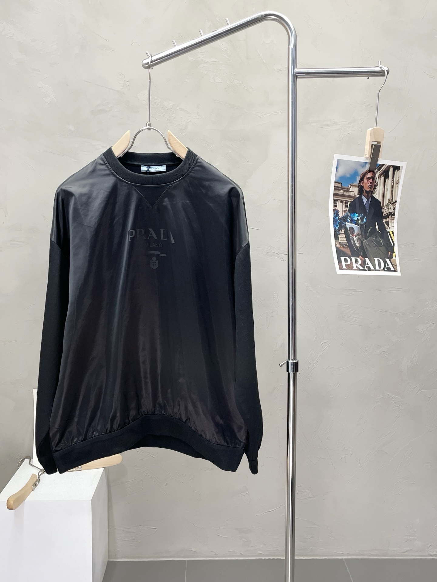 NO:520463,.Prada exclusively offers the latest fashionable sweatshirts. A jacket with a classic design and superb appearance. It is even more difficult to pick and quality control. You can buy it directly. It is a high-end quality product that cannot be missed! Through the detailed pictures, you can feel its powerful aura, and the warm-concentration effect is significant, so you don’t have to worry about the chill at all! It is both fashionable and functional, and the whole style looks more luxurious and elegant! Size S-XL, prada, prada, hoodie, sweatshirts, jackets & coats, alexander wang19860909.Prada普拉达独家专供最新时尚卫衣 经典设计感与颜值爆棚的外套,品质更是无法挑剔品控可以直接入手,不容过错的高端臻品！通过细节图片便可感受到它强悍的气场,聚温保暖效果显著,完全不用担心会有一点寒意！时尚与功能性兼备,整款显得更加的奢华大气！ 尺码S-XL,,prada,prada,hoodie,sweatshirts,jackets & coats,alexander wang,Men's clothing