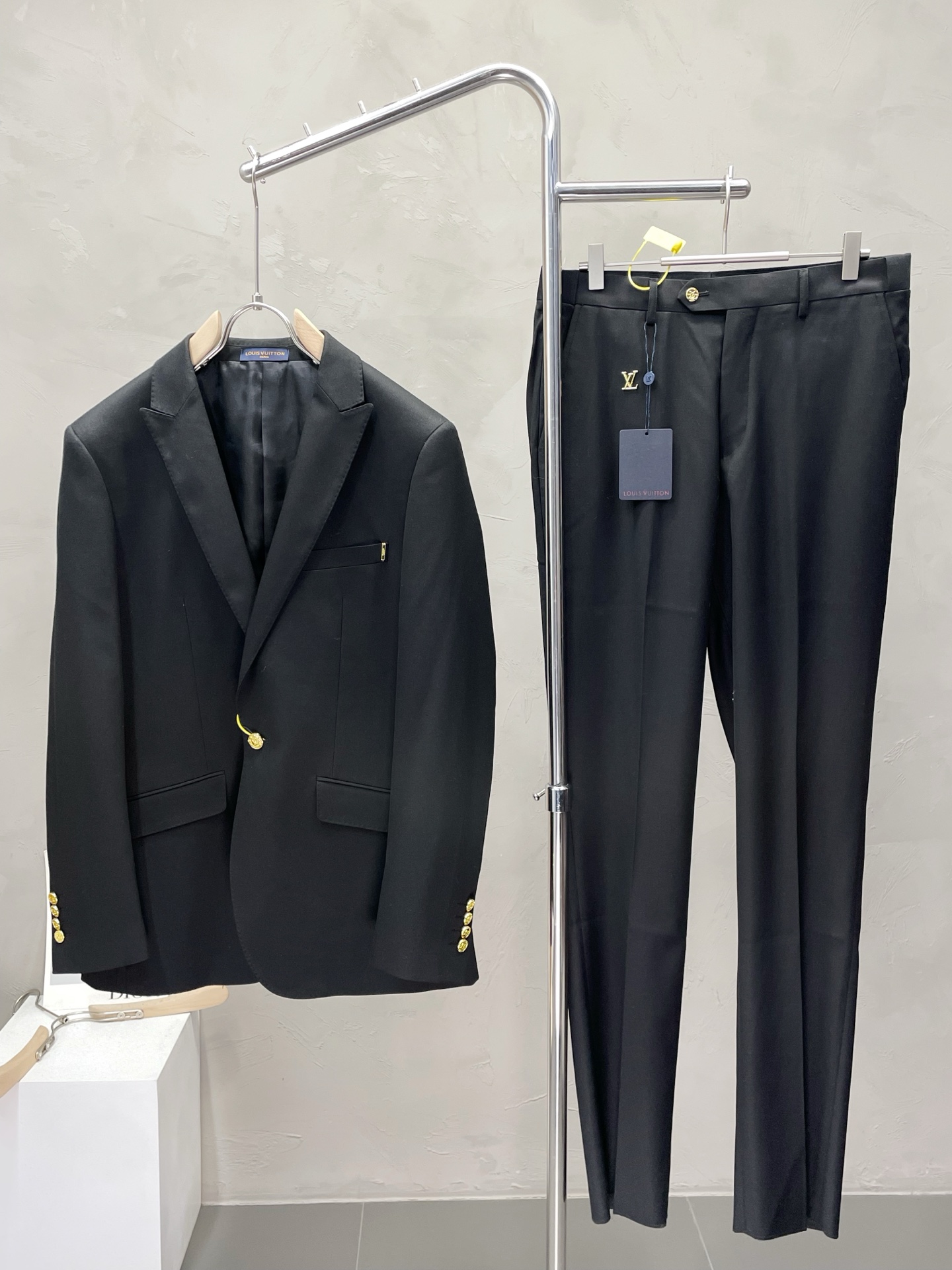 NO:520475,/Set. Single West, Trousers. Louis Vuitton Louis Vuitton Spring and Autumn New Suit Set, Foreign Trade Company Order Simple and Casual Suit Jacket, exclusively for imported original polyester fiber fabric, breathable, soft and warm, strong straight and drape, the whole piece of clothing is neat and flat, all hardware accessories are customer-supplied top-grade accessories, and it is obvious that it is high-end fabric. This fabric is fixed-woven. There is no good product from the outside, and there is no picky place. This jacket is often worn and has strong practicality. Size jackets 46-58, pants 29-38,, louis vuitton, louis vuitton, jackets & coats, business suit, alexander wang19860909/套.单西、西裤.Louis Vuitton路易威登春秋新款西服套装,外贸公司订单 简约休闲西装外套,独家专供进口原版聚酯纤维面料,透气柔软保暖性很强,笔挺垂感十足,整件衣服车工走线整齐平整,所有五金附料都是客供带logo顶级配件 一看就是高档的面料 这种面料都是定织的 外面根本就没有 正规大厂途径出来的好货,无任何有挑剔的地方 这样的一件外套属于常备常穿的,实用性很强.尺码外套46-58、裤子29-38,,louis vuitton,louis vuitton,jackets & coats,business suit,alexander wang,Men's clothing