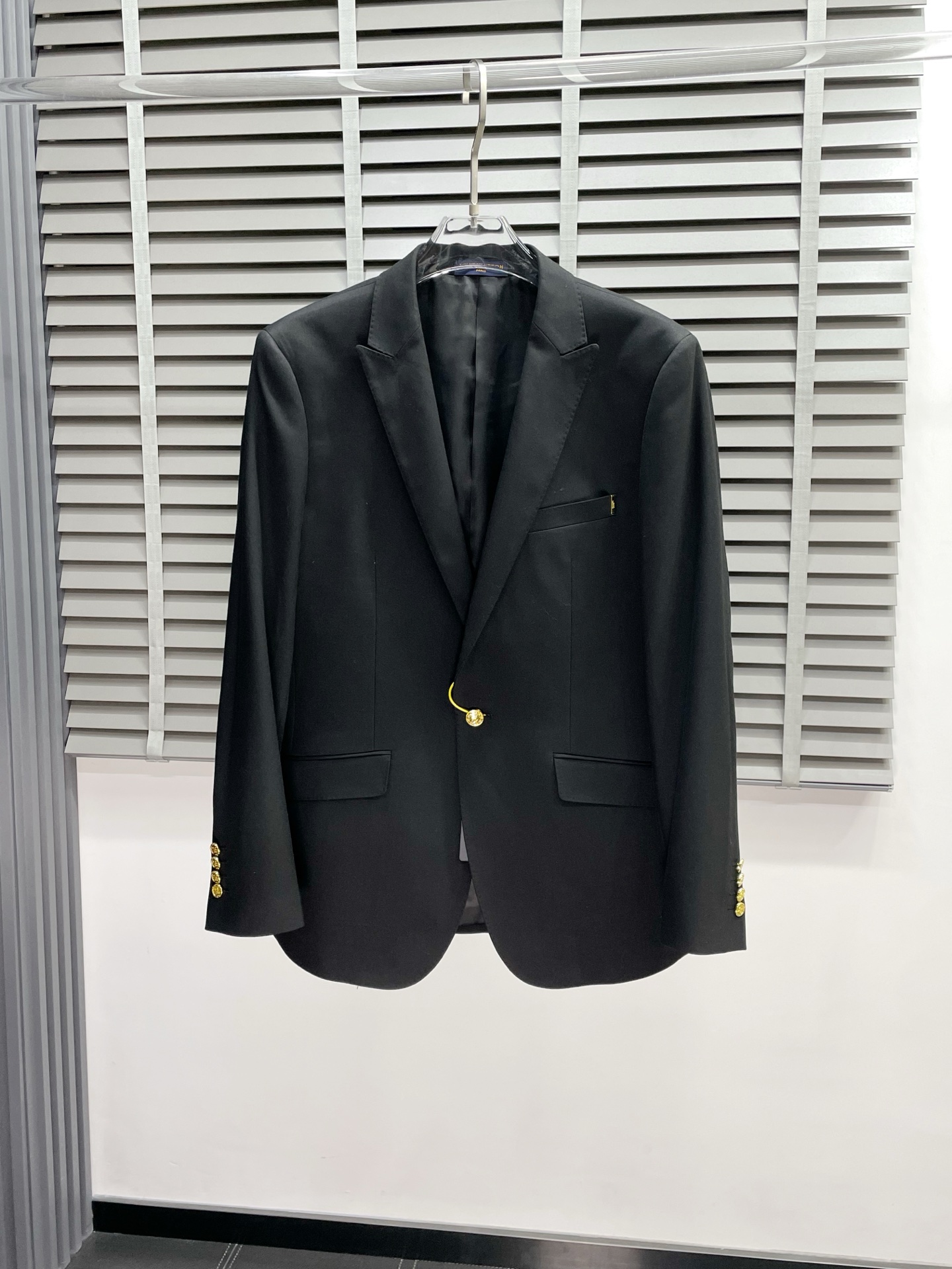 NO:511973,/Set. Single West, Trousers. Louis Vuitton Louis Vuitton Spring and Autumn New Suit Set, Foreign Trade Company Order Simple and Casual Suit Jacket, exclusively for imported original polyester fiber fabric, breathable, soft and warm, strong straight and drape, the whole piece of clothing is neat and flat, all hardware accessories are customer-supplied top-grade accessories, and it is obvious that it is high-end fabric. This fabric is fixed-woven. There is no good product from the outside, and there is no picky place. This jacket is often worn and has strong practicality. Size jackets 46-58, pants 29-38,, louis vuitton, louis vuitton, jackets & coats, business suit, alexander wang19860909/套.单西、西裤.Louis Vuitton路易威登春秋新款西服套装,外贸公司订单 简约休闲西装外套,独家专供进口原版聚酯纤维面料,透气柔软保暖性很强,笔挺垂感十足,整件衣服车工走线整齐平整,所有五金附料都是客供带logo顶级配件 一看就是高档的面料 这种面料都是定织的 外面根本就没有 正规大厂途径出来的好货,无任何有挑剔的地方 这样的一件外套属于常备常穿的,实用性很强.尺码外套46-58、裤子29-38,,louis vuitton,louis vuitton,jackets & coats,business suit,alexander wang,Men's clothing