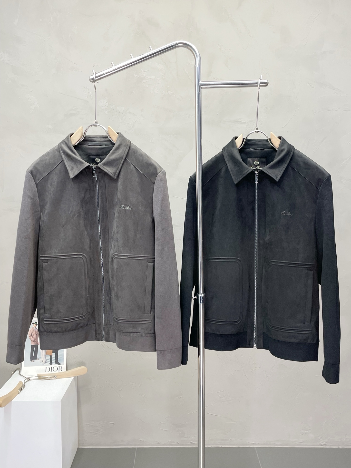 NO:509601,.LP-Loro Piana exclusively offers the latest fashionable autumn and winter jackets, a jacket with a classic design and appearance, and the quality is even more unscrupulous. You can buy it directly, which is not to be mistaken for high-end products! Through the detailed pictures, you can feel its powerful aura, and the warm-concentration effect is significant, so you don’t have to worry about the chill at all! It is both fashionable and functional, and the whole style looks more luxurious and elegant! Size M-3XL, loro piana,loro piana,jackets & coats,jackets & coats,alexander wang19860909.LP-Loro Piana 诺悠翩雅独家专供最新时尚秋冬夹克,经典设计感与颜值爆棚的外套,品质更是无法挑剔品控可以直接入手,不容过错的高端臻品！通过细节图片便可感受到它强悍的气场,聚温保暖效果显著,完全不用担心会有一点寒意！时尚与功能性兼备,整款显得更加的奢华大气！ 尺码M-3XL,,loro piana,loro piana,jackets & coats,jackets & coats,alexander wang,Men's clothing