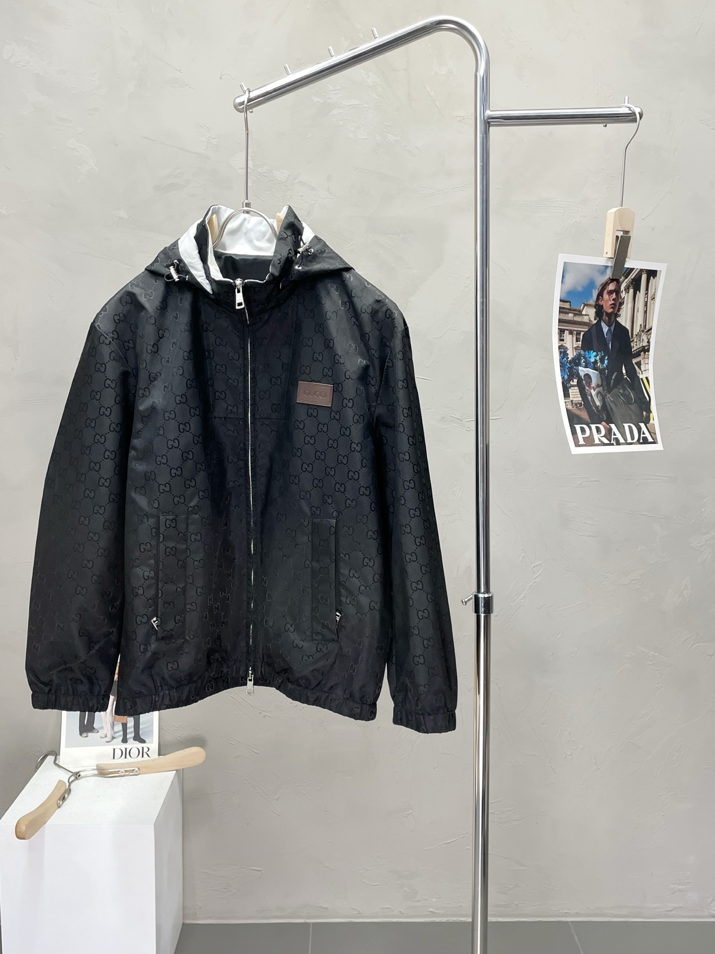 NO:520457,.Gucci exclusively offers the latest fashionable hooded jackets, with removable hat design, classic design and superb jackets, quality that cannot be picked and quality control can be purchased directly, and high-end products that cannot be missed! Through the detailed pictures, you can feel its powerful aura, and the warm-concentration effect is significant, so you don’t have to worry about the chill at all! It is both fashionable and functional, and the whole style looks more luxurious and elegant! Size M-3XL, gucci,gucci,jackets & coats,jackets & coats,hats,alexander wang19860909.Gucci古驰独家专供最新时尚连帽夹克,帽子可拆卸设计 经典设计感与颜值爆棚的外套,品质更是无法挑剔品控可以直接入手,不容过错的高端臻品！通过细节图片便可感受到它强悍的气场,聚温保暖效果显著,完全不用担心会有一点寒意！时尚与功能性兼备,整款显得更加的奢华大气！ 尺码M-3XL,,gucci,gucci,jackets & coats,jackets & coats,hats,alexander wang,Men's clothing