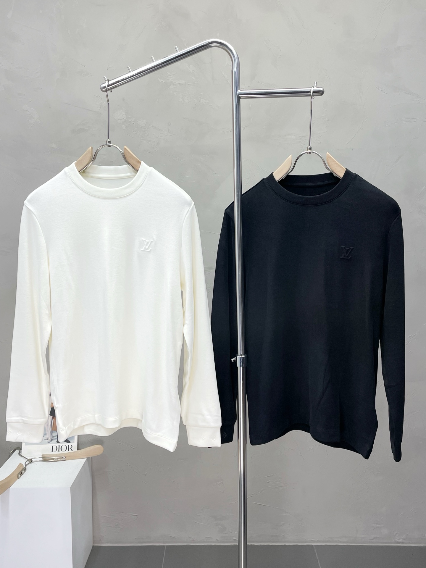 NO:509575,.Louis Vuitton exclusively offers the latest fashionable long-sleeved jackets with a classic design and superb appearance, and the quality is even more unscrupulous. You can buy it directly. You can't get it wrong! Through the detailed pictures, you can feel its powerful aura, and the warm-concentration effect is significant, so you don’t have to worry about the chill at all! It is both fashionable and functional, and the whole style looks more luxurious and elegant! Size M-3XL, louis vuitton,louis vuitton,jackets & coats,alexander wang19860909.Louis Vuitton路易威登独家专供最新时尚长袖 经典设计感与颜值爆棚的外套,品质更是无法挑剔品控可以直接入手,不容过错的高端臻品！通过细节图片便可感受到它强悍的气场,聚温保暖效果显著,完全不用担心会有一点寒意！时尚与功能性兼备,整款显得更加的奢华大气！ 尺码M-3XL,,louis vuitton,louis vuitton,jackets & coats,alexander wang,Men's clothing