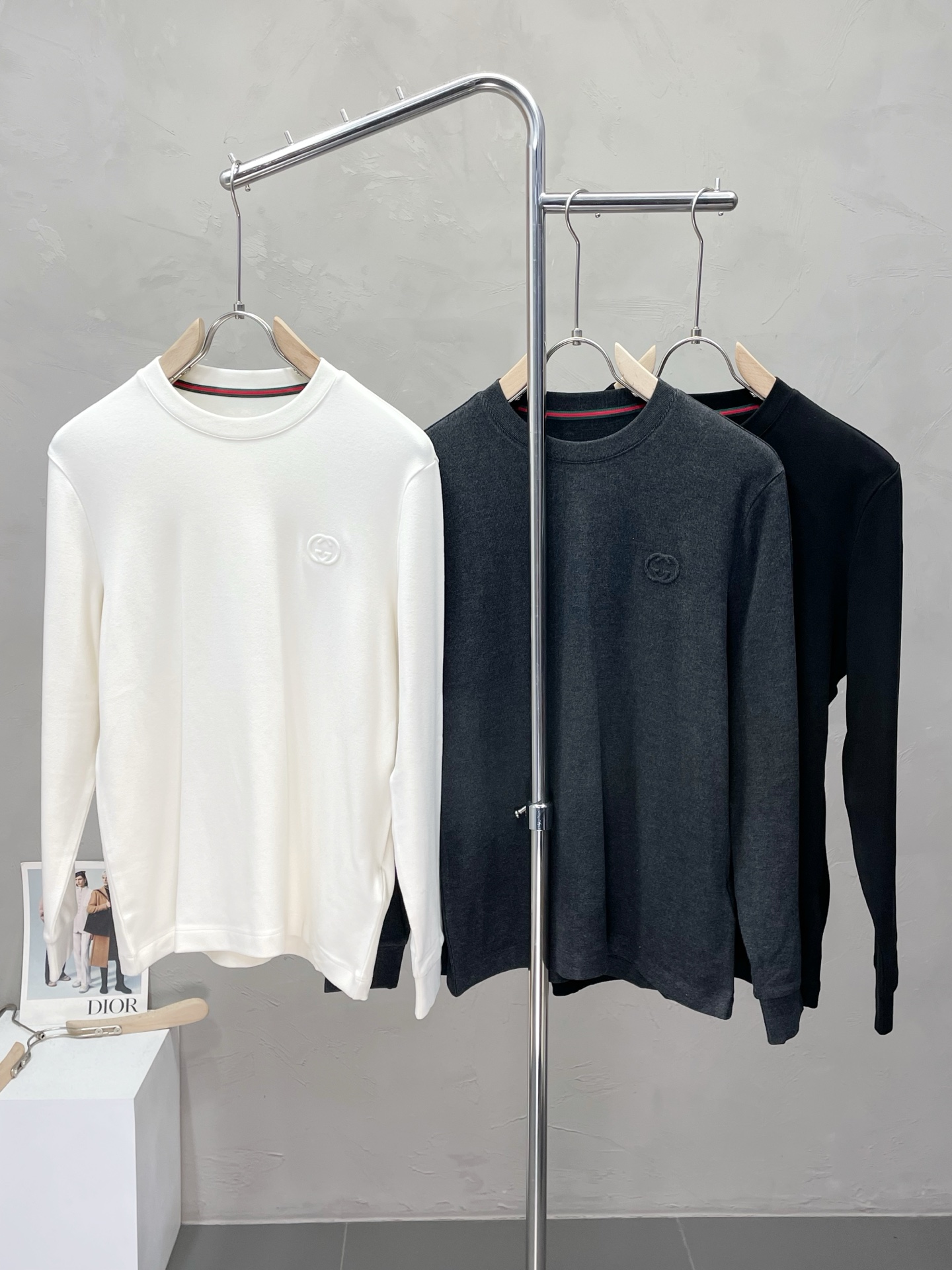 NO:509585,.Gucci exclusively provides the latest fashionable long-sleeved jackets with a classic design and superb appearance. The quality is even more unscrupulous. You can buy it directly. You can't get it wrong! Through the detailed pictures, you can feel its powerful aura, and the warm-concentration effect is significant, so you don’t have to worry about the chill at all! It is both fashionable and functional, and the whole style looks more luxurious and elegant! Size M-3XL, gucci, gucci, jackets & coats, alexander wang19860909.Gucci古驰独家专供最新时尚长袖 经典设计感与颜值爆棚的外套,品质更是无法挑剔品控可以直接入手,不容过错的高端臻品！通过细节图片便可感受到它强悍的气场,聚温保暖效果显著,完全不用担心会有一点寒意！时尚与功能性兼备,整款显得更加的奢华大气！ 尺码M-3XL,,gucci,gucci,jackets & coats,alexander wang,Men's clothing