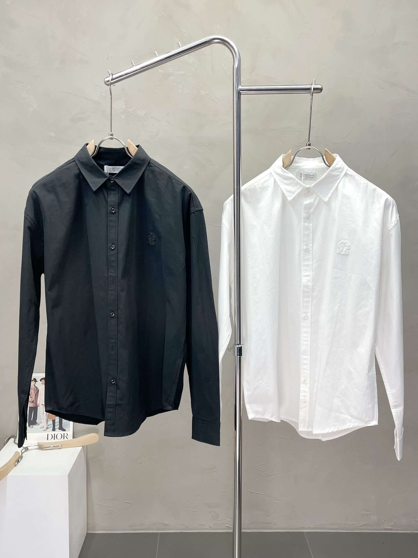 NO:509582,.BC-Brunello Cucineli exclusively for new original single men's casual shirts, high-end customization, high-version, fashionable and versatile original imported fabrics, neckline hem, logo pattern design, super soft and delicate, skin-friendly and comfortable to wear, high-end boutique, OEM fine-made, very good for men's essential items, three-standard size S-XL,,brunello cucinelli,shirts,alexander wang19860909.BC-Brunello Cucineli 布鲁内洛 库奇内利独家专供新款原单男士休闲衬衫 高端定制 高版本 时尚百搭爆款原版进口面料 领口衣摆 logo图案设计 手感超柔软细腻 穿着亲肤舒适 高端精品 代工厂精细做上身非常赞 男士必备单品 三标齐全 尺码S-XL,,brunello cucinelli,shirts,alexander wang,Men's clothing