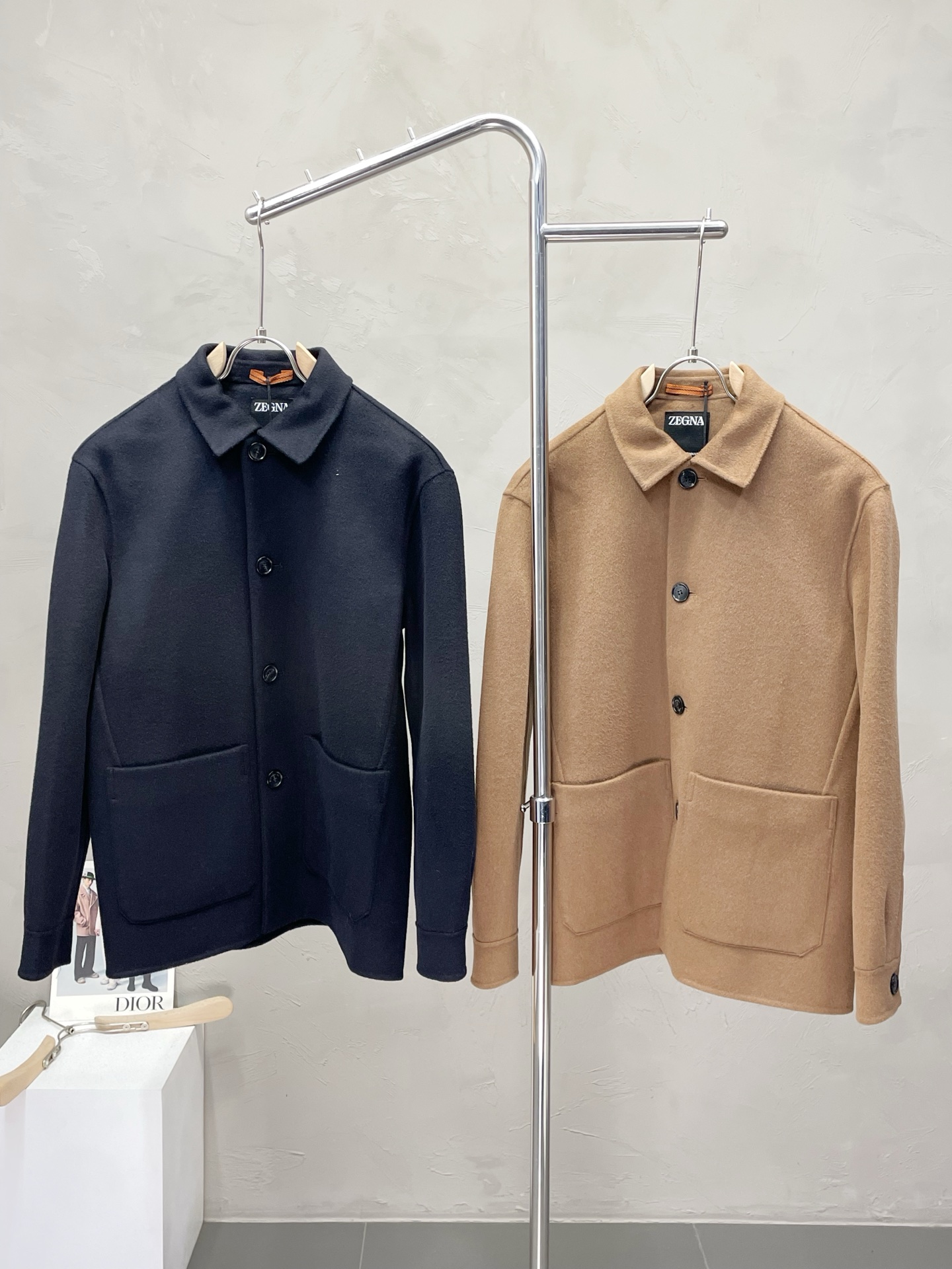 NO:509602,.ZEGNA exclusively offers the latest fashionable autumn and winter jackets, a jacket with a classic design and great appearance. The quality is even more unscrupulous. You can buy it directly. You can’t get it wrong! Through the detailed pictures, you can feel its powerful aura, and the warm-concentration effect is significant, so you don’t have to worry about the chill at all! It is both fashionable and functional, and the whole style looks more luxurious and elegant! Size S-2XL, zegna, jackets & coats, jackets & coats, alexander wang19860909.ZEGNA杰尼亚独家专供最新时尚秋冬夹克,经典设计感与颜值爆棚的外套,品质更是无法挑剔品控可以直接入手,不容过错的高端臻品！通过细节图片便可感受到它强悍的气场,聚温保暖效果显著,完全不用担心会有一点寒意！时尚与功能性兼备,整款显得更加的奢华大气！ 尺码S-2XL,,zegna,jackets & coats,jackets & coats,alexander wang,Men's clothing