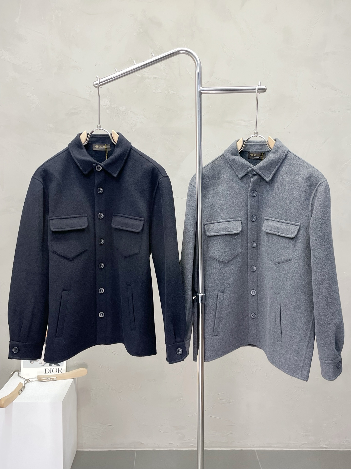 NO:509612,.LP-Loro Piana exclusively offers the latest fashionable autumn and winter jackets, a jacket with a classic design and appearance, and the quality is even more unscrupulous. You can buy it directly, which is not to be mistaken for high-end products! Through the detailed pictures, you can feel its powerful aura, and the warm-concentration effect is significant, so you don’t have to worry about the chill at all! It is both fashionable and functional, and the whole style looks more luxurious and elegant! Size S-2XL, loro piana,loro piana,jackets & coats,jackets & coats,alexander wang19860909.LP-Loro Piana诺悠翩雅独家专供最新时尚秋冬夹克,经典设计感与颜值爆棚的外套,品质更是无法挑剔品控可以直接入手,不容过错的高端臻品！通过细节图片便可感受到它强悍的气场,聚温保暖效果显著,完全不用担心会有一点寒意！时尚与功能性兼备,整款显得更加的奢华大气！ 尺码S-2XL,,loro piana,loro piana,jackets & coats,jackets & coats,alexander wang,Men's clothing