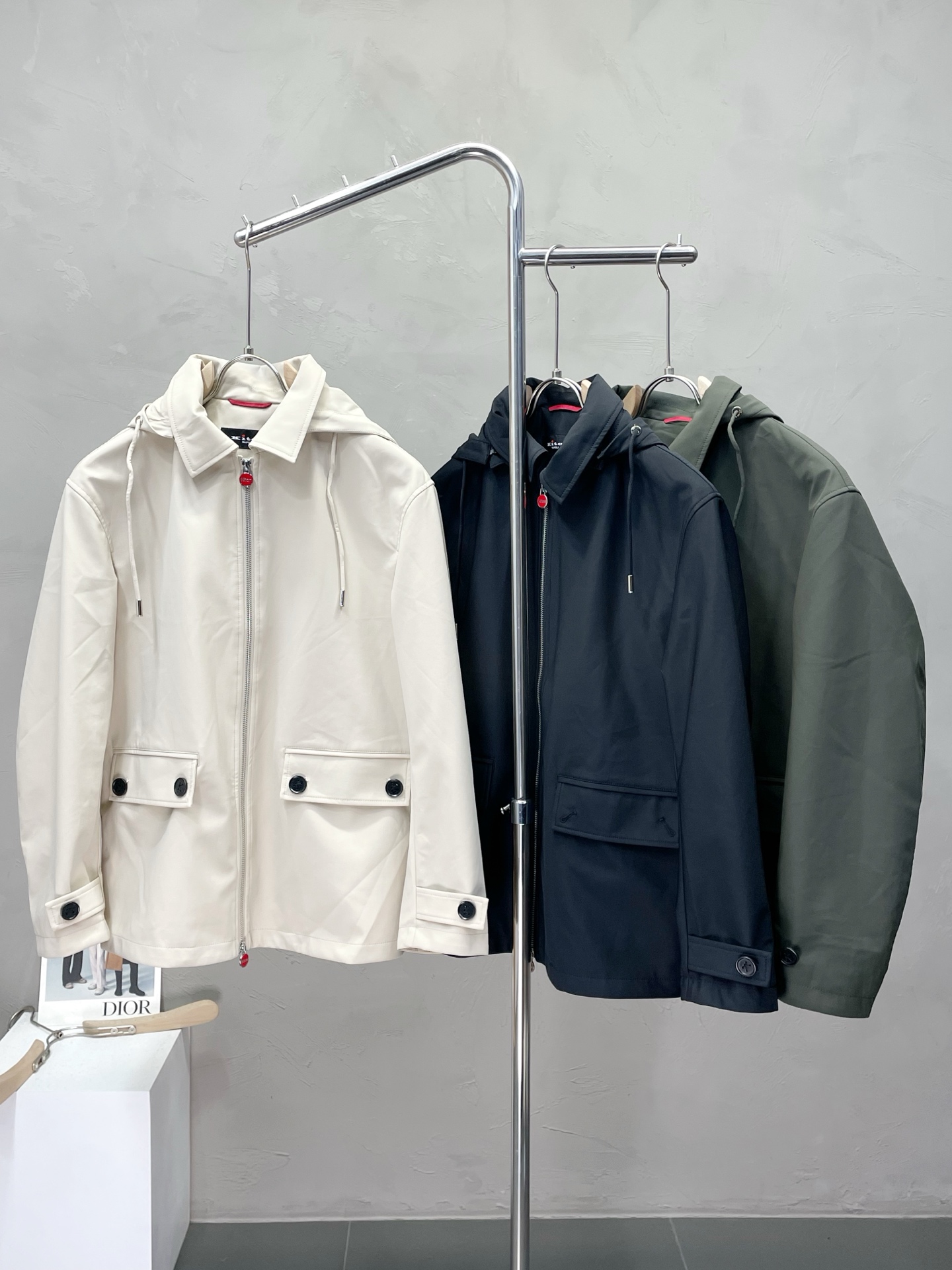 NO:514319,.KITON exclusively offers the latest fashionable autumn and winter hooded jackets, with removable hat design. A jacket with a classic design and a very beautiful appearance. It is even more difficult to pick and quality control. You can buy it directly. You can't get it wrong! Through the detailed pictures, you can feel its powerful aura, and the warm-concentration effect is significant, so you don’t have to worry about the chill at all! It is both fashionable and functional, and the whole style looks more luxurious and elegant! Size 48-56, Jackets & coats, Jackets & coats, Hats, Alexander wang19860909.KITON独家专供最新时尚秋冬连帽夹克,帽子可拆卸设计 经典设计感与颜值爆棚的外套,品质更是无法挑剔品控可以直接入手,不容过错的高端臻品！通过细节图片便可感受到它强悍的气场,聚温保暖效果显著,完全不用担心会有一点寒意！时尚与功能性兼备,整款显得更加的奢华大气！ 尺码48-56,,jackets & coats,jackets & coats,hats,alexander wang,Men's clothing