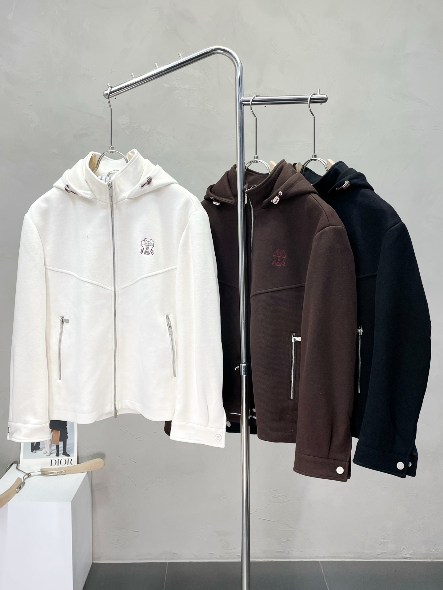 NO:520453,.BC-Brunello Cucineli Brunello Cucineli exclusively offers new fashion and casual autumn and winter hooded jackets. Imported original fabrics are soft and comfortable, comfortable and breathable on the upper body, and unique design style. Whether worn alone or matched, they are all versatile items, demonstrating the personality of young people. The original hardware and accessories are extremely high-end, and the upper body is very handsome!  48-56, brunello cucinelli, jackets & coats, jackets & coats, hats, alexander wang19860909.BC-Brunello Cucineli 布鲁内洛·库奇内利独家专供新品时尚休闲秋冬连帽夹克外套.进口原版面料,柔软舒适,上身舒适透气,独特设计风格,无论是单穿还是搭配,都是百搭单品,彰显了年轻人的个性,原版五金辅料,档次极高,上身帅气十足！码数48-56,,brunello cucinelli,jackets & coats,jackets & coats,hats,alexander wang,Men's clothing