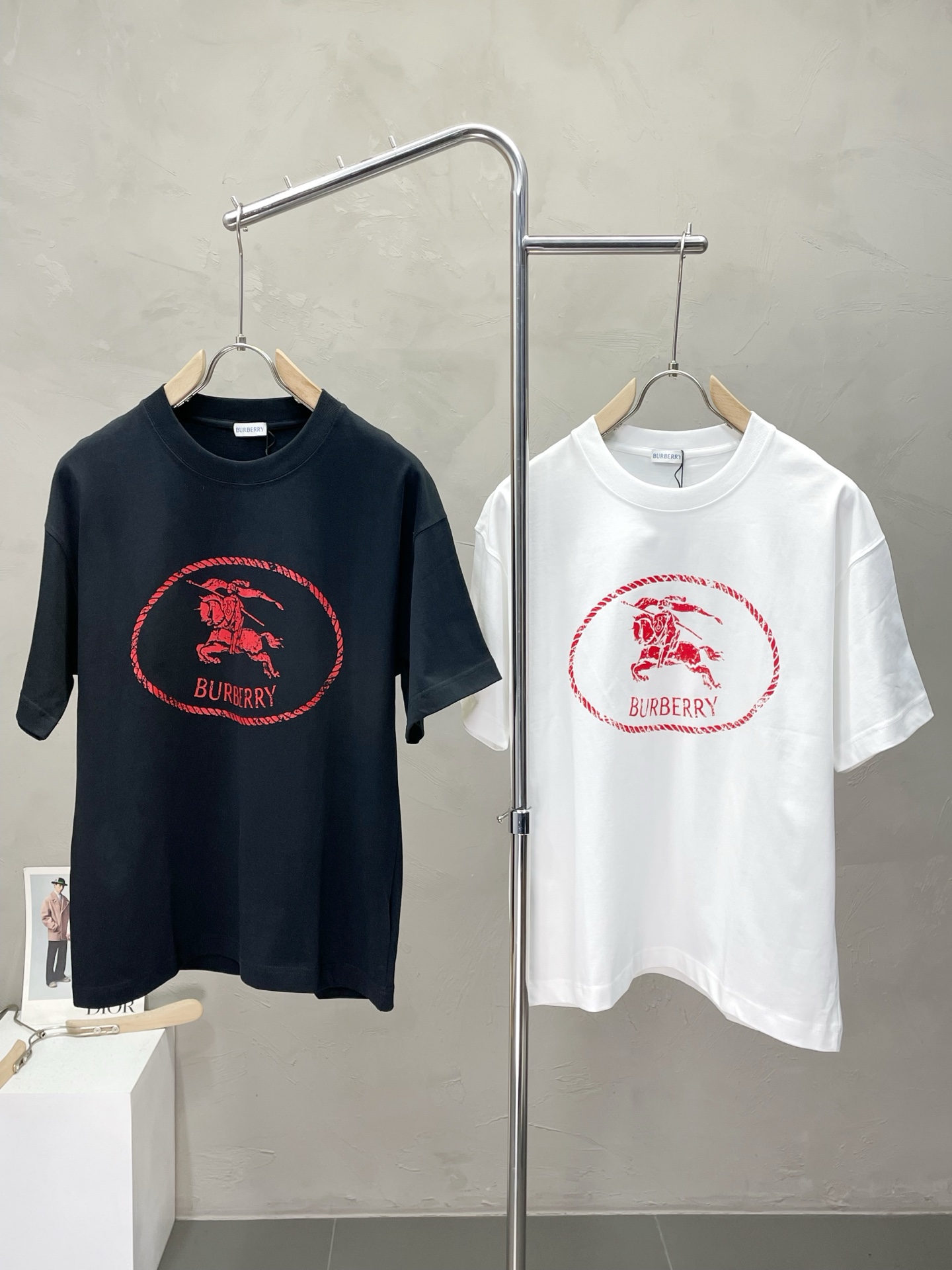 NO:509576,.Burberry Burberry exclusively offers new original single men's casual spring and summer short sleeves, high-end customization, high-end version, fashionable and versatile imported fabric, super soft and delicate, skin-friendly and comfortable to wear, high-end boutique, OEM, fine production, very good for the upper body, men's essential items, complete three standards, S-2XL,,burberry,burberry,T-shirt,alexander wang19860909.Burberry巴宝莉独家专供新款原单男士休闲春夏短袖 高端定制 高端版本 时尚百搭爆款进口面料 手感超柔软细腻 穿着亲肤舒适 高端精品 代工厂精细做上身非常赞 男士必备单品 三标齐全 码数S-2XL,,burberry,burberry,T-shirt,alexander wang,Men's clothing