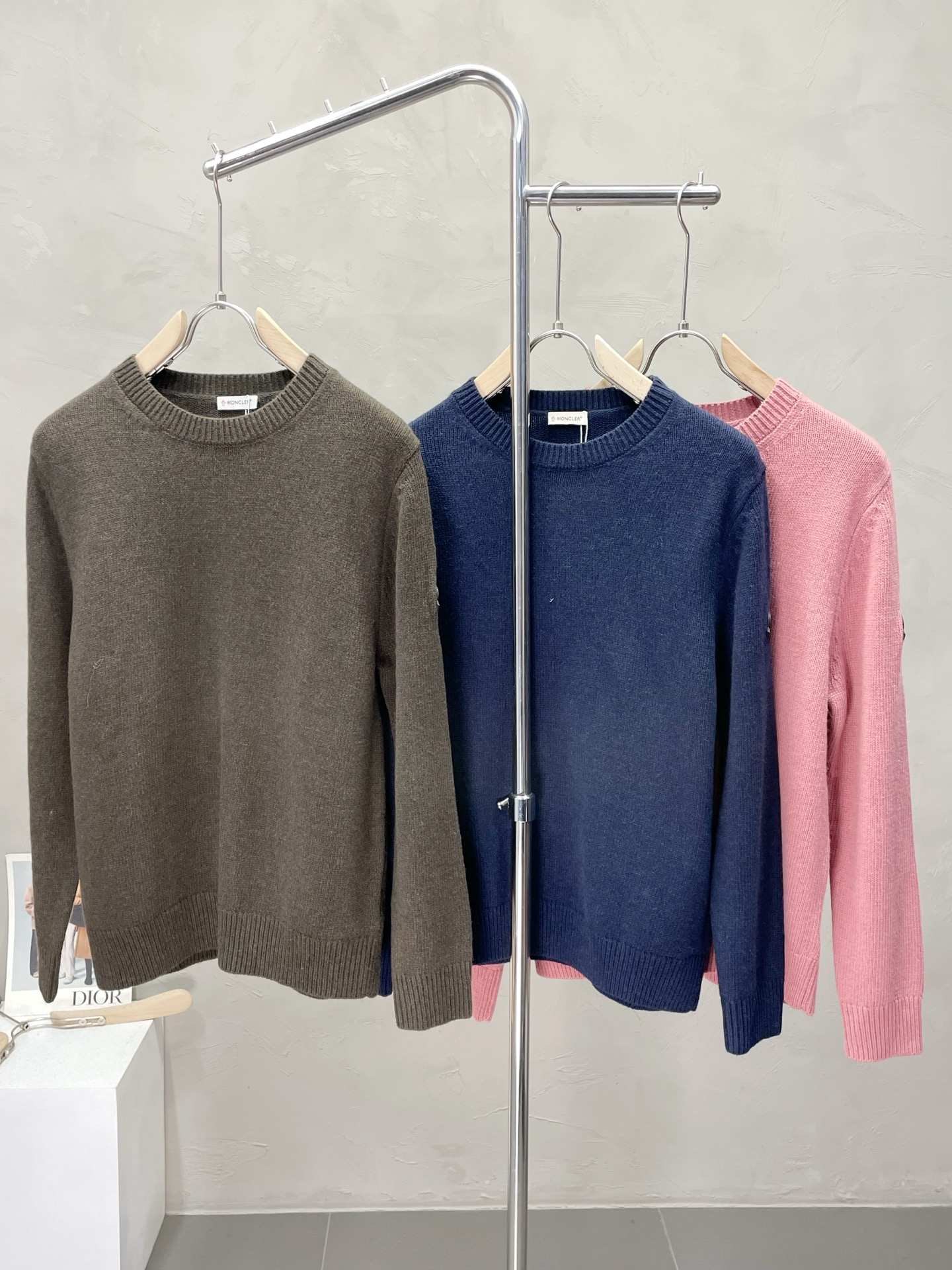 NO:509587,.Moncler's hooded cover is exclusively available for the latest fashion autumn and winter sweaters. A jacket with a classic design and appearance, and the quality is even more unscrupulous. You can buy it directly. You can't get it wrong! Through the detailed pictures, you can feel its powerful aura, and the warm-concentration effect is significant, so you don’t have to worry about the chill at all! It is both fashionable and functional, and the whole style looks more luxurious and elegant! Size M-2XL, Moncler, jackets & coats, sweaters, alexander wang19860909.Moncler蒙口独家专供最新时尚秋冬毛衣 经典设计感与颜值爆棚的外套,品质更是无法挑剔品控可以直接入手,不容过错的高端臻品！通过细节图片便可感受到它强悍的气场,聚温保暖效果显著,完全不用担心会有一点寒意！时尚与功能性兼备,整款显得更加的奢华大气！ 尺码M-2XL,,Moncler,jackets & coats,sweaters,alexander wang,Men's clothing