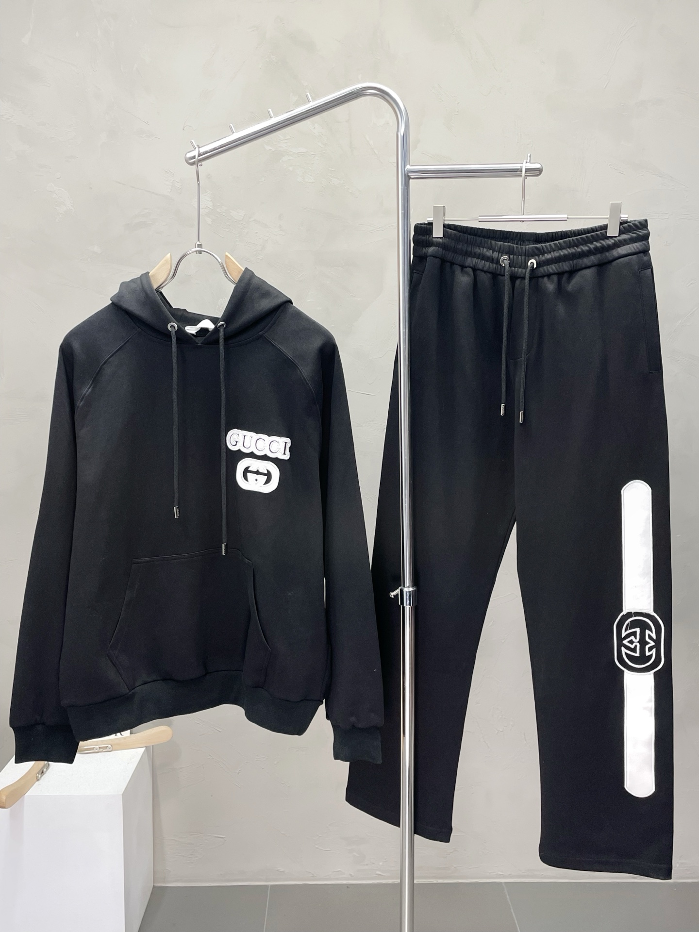 NO:509586,/Set.Prada exclusively offers the same set for the new counter, full of high-end feel!  The details are exquisite and high-end, and the workmanship is impeccable!  Imported fabrics are three-dimensional, exquisite and delicate. The original high-end double-sided jersey fabrics are very high-end!  The fabric is crisp, wrinkle-resistant, wear-resistant, moisture absorption, quick drying and breathable, neat and stylish. Number of codes 48-54, prada, prada, alexander wang19860909/套.Prada普拉达独家专供新款专柜同款套装,高级感满满！细节精致高档,做工无可挑剔！进口面料 立体精致细腻.原版高端双面平纹针织面料很显高级！面料挺括抗皱耐磨,吸湿速干透气,利落有型.码数48-54,,prada,prada,alexander wang,Men's clothing