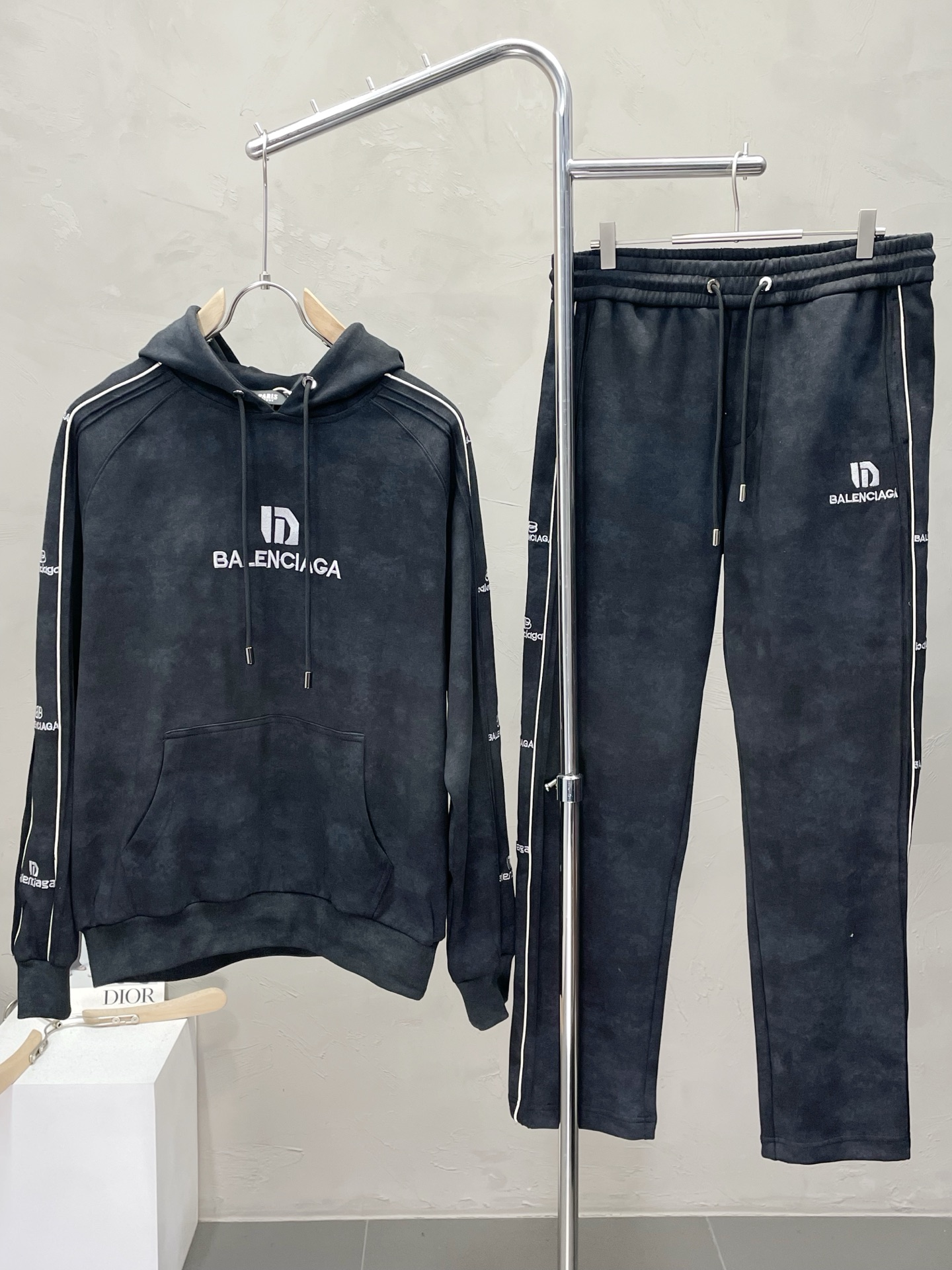 NO:509588,/Set.Balenciaga exclusively offers the same set for the new counter, full of high-end feel!  The details are exquisite and high-end, and the workmanship is impeccable!  Imported fabrics are three-dimensional, exquisite and delicate. The original high-end fabrics are very high-end!  The fabric is crisp, wrinkle-resistant, wear-resistant, moisture absorption, quick drying and breathable, neat and stylish. Number of codes 48-54, balenciaga, balenciaga, alexander wang19860909/套.Balenciaga巴黎世家独家专供新款专柜同款套装,高级感满满！细节精致高档,做工无可挑剔！进口面料 立体精致细腻.原版高端面料很显高级！面料挺括抗皱耐磨,吸湿速干透气,利落有型.码数48-54,,balenciaga,balenciaga,alexander wang,Men's clothing