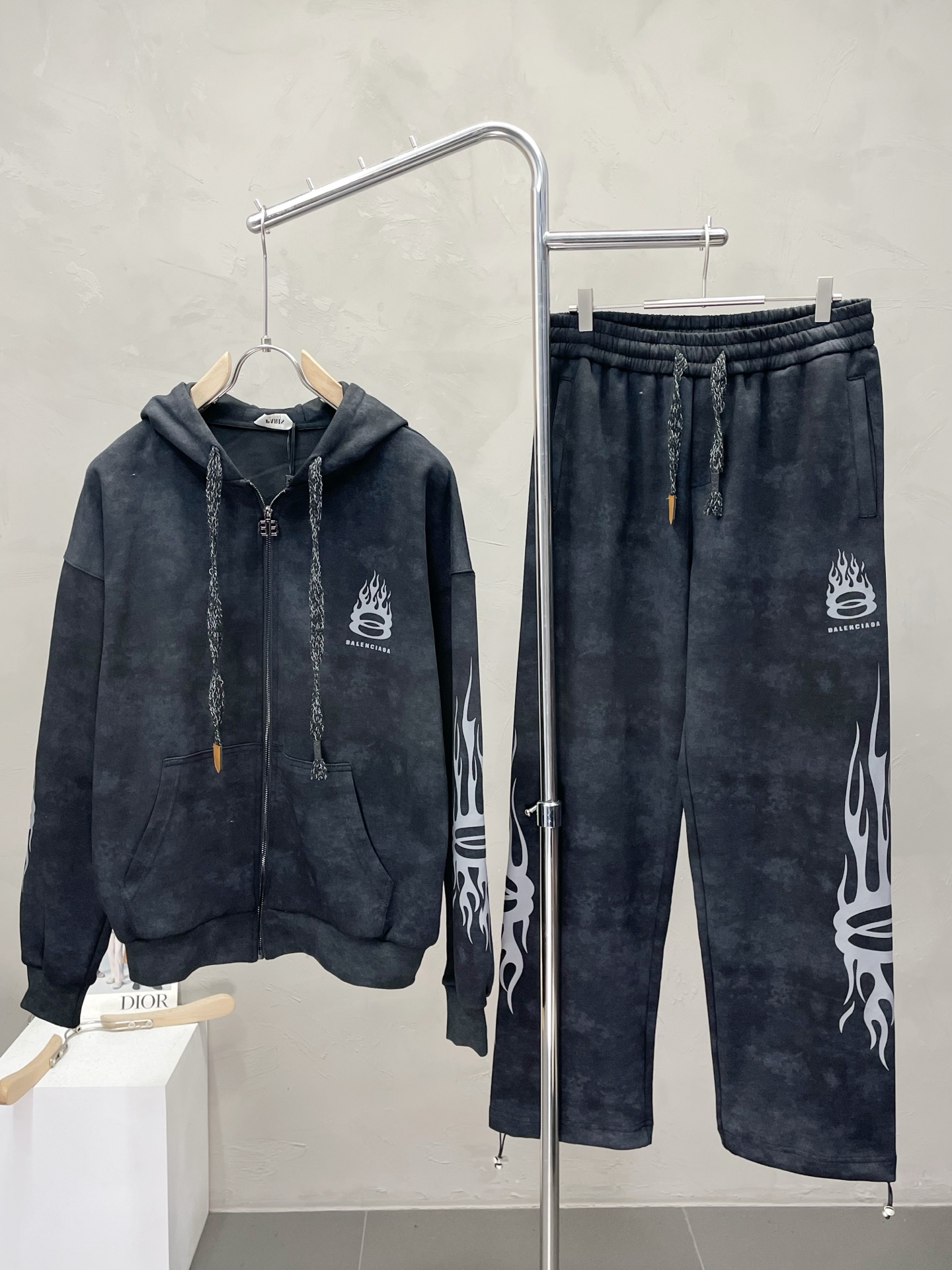 NO:510062,/Set.Balenciaga exclusively offers the same style of the new counter, full of high-end feel!  The details are exquisite and high-end, and the workmanship is impeccable!  Imported fabrics are three-dimensional, exquisite and delicate. The original high-end fabrics are very high-end!  The fabric is crisp, wrinkle-resistant, wear-resistant, moisture absorption, quick drying and breathable, neat and stylish. Number of codes 48-54, balenciaga, balenciaga, alexander wang19860909/套.Balenciaga巴黎世家独家专供新款专柜同款套装,高级感满满！细节精致高档,做工无可挑剔！进口面料 立体精致细腻.原版高端面料很显高级！面料挺括抗皱耐磨,吸湿速干透气,利落有型.码数48-54,,balenciaga,balenciaga,alexander wang,Men's clothing