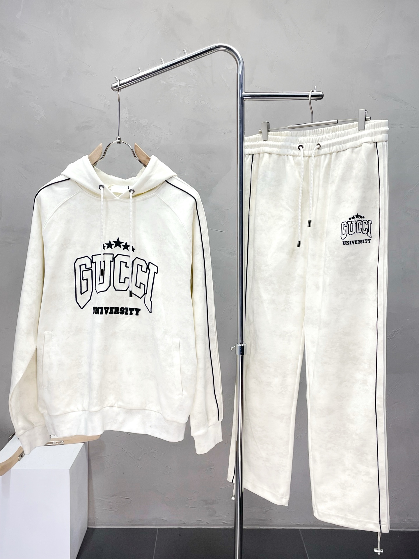 NO:510064,/Set. Gucci exclusively offers the same suit for the new counter, full of high-end feel!  The details are exquisite and high-end, and the workmanship is impeccable!  Imported fabrics are three-dimensional, exquisite and delicate. The original high-end fabrics are very high-end!  The fabric is crisp, wrinkle-resistant, wear-resistant, moisture absorption, quick drying and breathable, neat and stylish. Number of codes 48-54, gucci, gucci, alexander wang19860909/套.Gucci古驰独家专供新款专柜同款套装,高级感满满！细节精致高档,做工无可挑剔！进口面料 立体精致细腻.原版高端面料很显高级！面料挺括抗皱耐磨,吸湿速干透气,利落有型.码数48-54,,gucci,gucci,alexander wang,Men's clothing