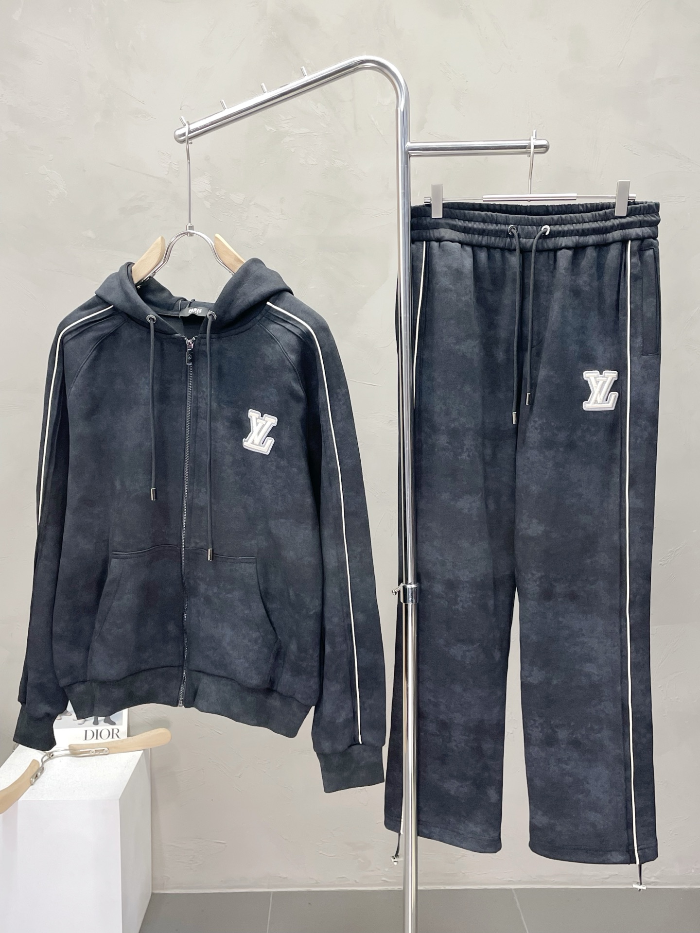 NO:509592,/set. Louis Vuitton exclusively offers the same style of the new counter, full of high-end feel!  The details are exquisite and high-end, and the workmanship is impeccable!  Imported fabrics are three-dimensional, exquisite and delicate. The original high-end fabrics are very high-end!  The fabric is crisp, wrinkle-resistant, wear-resistant, moisture absorption, quick drying and breathable, neat and stylish. Number of codes 48-54, louis vuitton, louis vuitton, alexander wang19860909/套. Louis Vuitton路易威登独家专供新款专柜同款套装,高级感满满！细节精致高档,做工无可挑剔！进口面料 立体精致细腻.原版高端面料很显高级！面料挺括抗皱耐磨,吸湿速干透气,利落有型.码数48-54,,louis vuitton,louis vuitton,alexander wang,Men's clothing