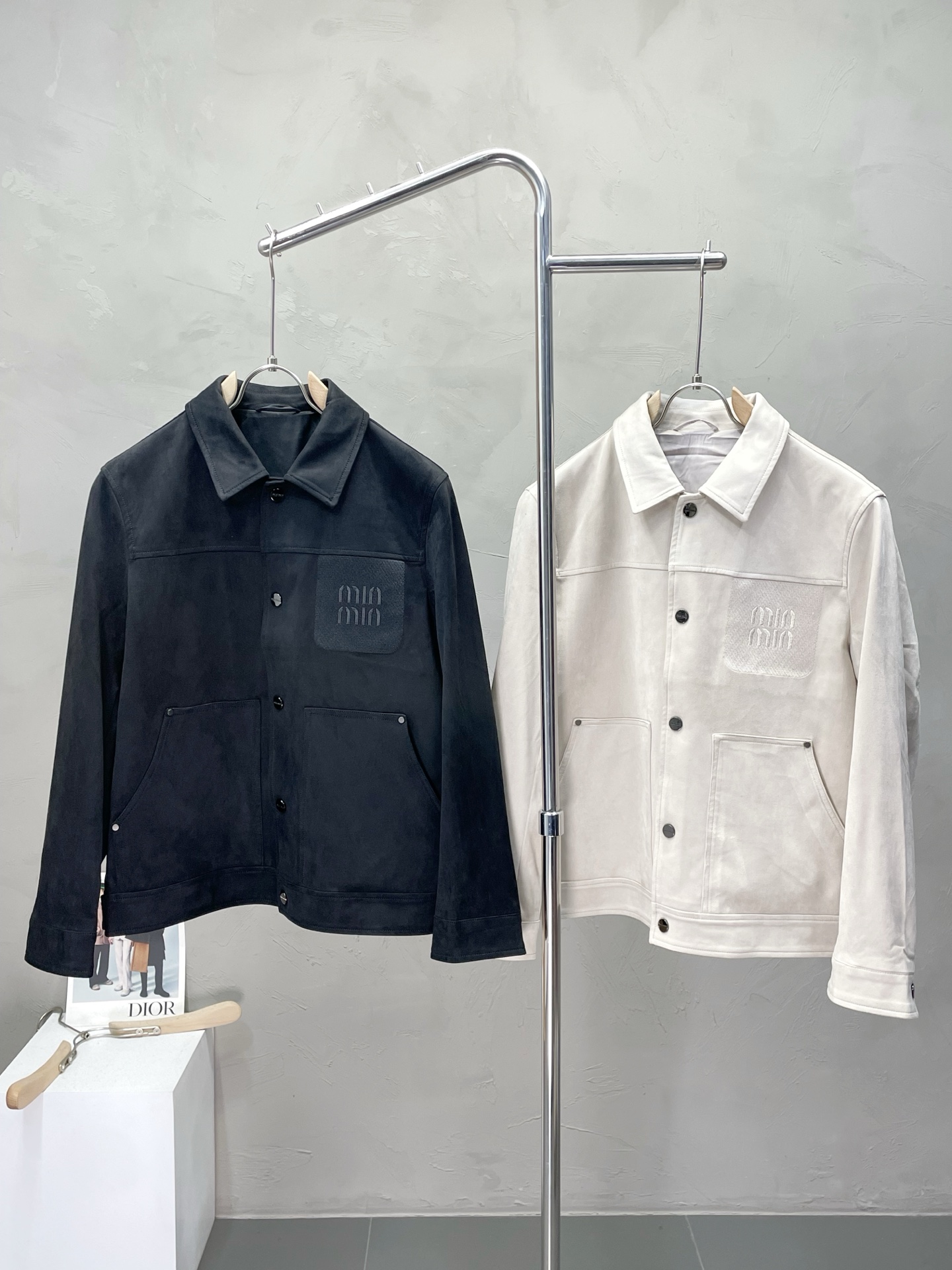 NO:510090,.Miumiu Miumi exclusively offers the latest fashionable jackets. A jacket with a classic design and great appearance. It is even more difficult to pick and control. You can buy it directly. You can't get it wrong! Through the detailed pictures, you can feel its powerful aura, and the warm-concentration effect is significant, so you don’t have to worry about the chill at all! It is both fashionable and functional, and the whole style looks more luxurious and elegant! Size M-3XL, miumiu, jackets & coats, jackets & coats, alexander wang19860909.Miumiu谬谬独家专供最新时尚夹克 经典设计感与颜值爆棚的外套,品质更是无法挑剔品控可以直接入手,不容过错的高端臻品！通过细节图片便可感受到它强悍的气场,聚温保暖效果显著,完全不用担心会有一点寒意！时尚与功能性兼备,整款显得更加的奢华大气！ 尺码M-3XL,,miumiu,jackets & coats,jackets & coats,alexander wang,Men's clothing