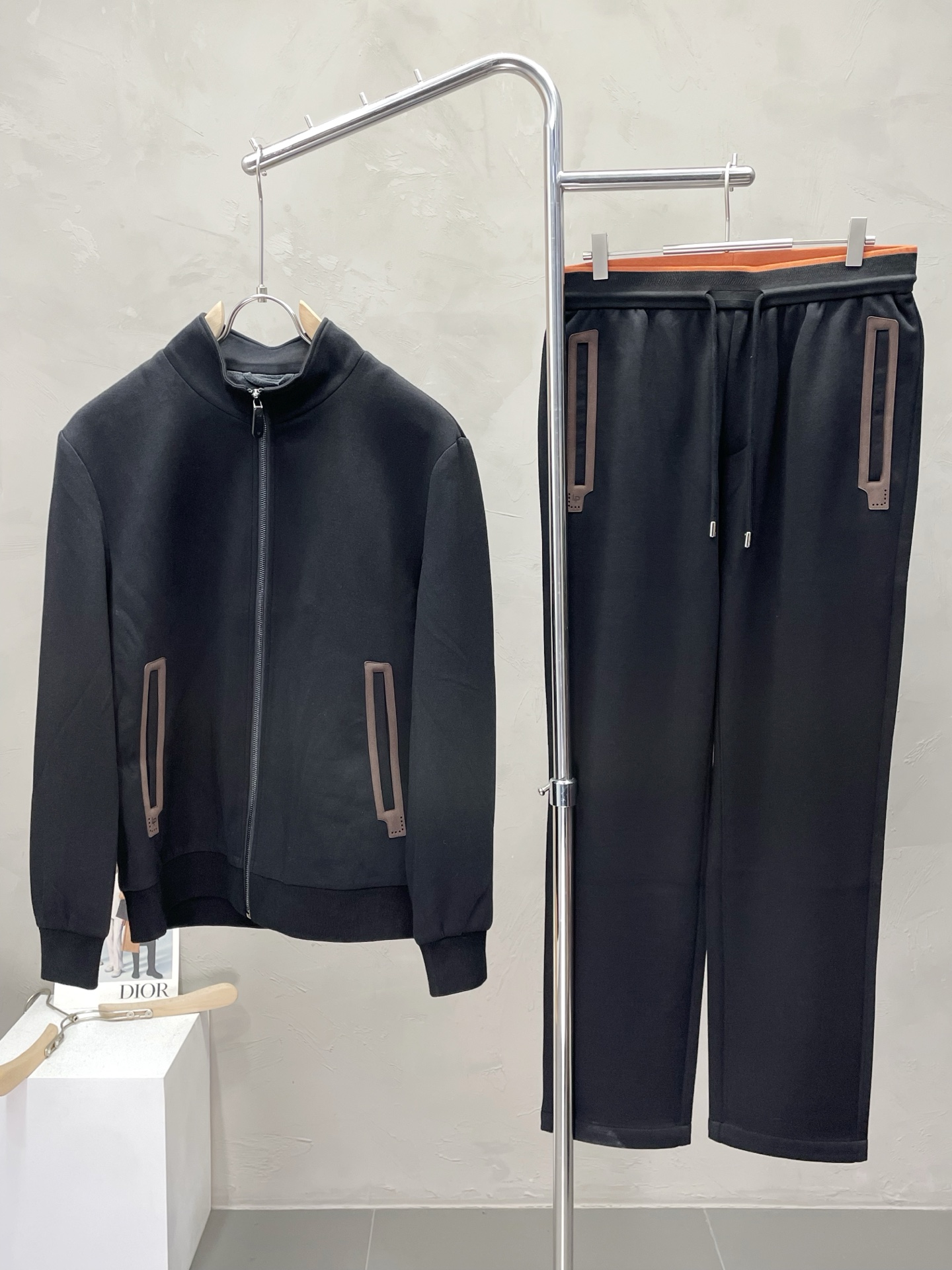 NO:510074,Tops and pants.LP-Loro Piana exclusively offers the same style of the new counter, full of high-end feel!  The details are exquisite and high-end, and the workmanship is impeccable!  Imported fabrics are three-dimensional, exquisite and delicate. The original high-end double-sided jersey fabrics are very high-end!  The fabric is crisp, wrinkle-resistant, wear-resistant, moisture absorption, quick drying and breathable, neat and stylish. The code number M-3XL, loro piana, loro piana, alexander wang19860909上衣、裤子.LP-Loro Piana诺悠翩雅独家专供新款专柜同款套装,高级感满满！细节精致高档,做工无可挑剔！进口面料 立体精致细腻.原版高端双面平纹针织面料很显高级！面料挺括抗皱耐磨,吸湿速干透气,利落有型.码数M-3XL,,loro piana,loro piana,alexander wang,Men's clothing