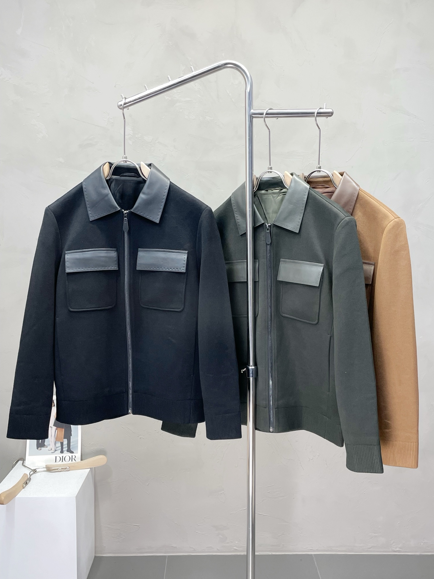 NO:510084,.Hermès exclusively offers the latest fashionable jackets. A jacket with a classic design and great appearance. It is even more difficult to pick and control. You can buy it directly. You can't get it wrong! Through the detailed pictures, you can feel its powerful aura, and the warm-concentration effect is significant, so you don’t have to worry about the chill at all! It is both fashionable and functional, and the whole style looks more luxurious and elegant! Size M-3XL, hermes, hermes, jackets & coats, jackets & coats, alexander wang19860909.Hermès爱马仕独家专供最新时尚夹克 经典设计感与颜值爆棚的外套,品质更是无法挑剔品控可以直接入手,不容过错的高端臻品！通过细节图片便可感受到它强悍的气场,聚温保暖效果显著,完全不用担心会有一点寒意！时尚与功能性兼备,整款显得更加的奢华大气！ 尺码M-3XL,,hermes,hermes,jackets & coats,jackets & coats,alexander wang,Men's clothing