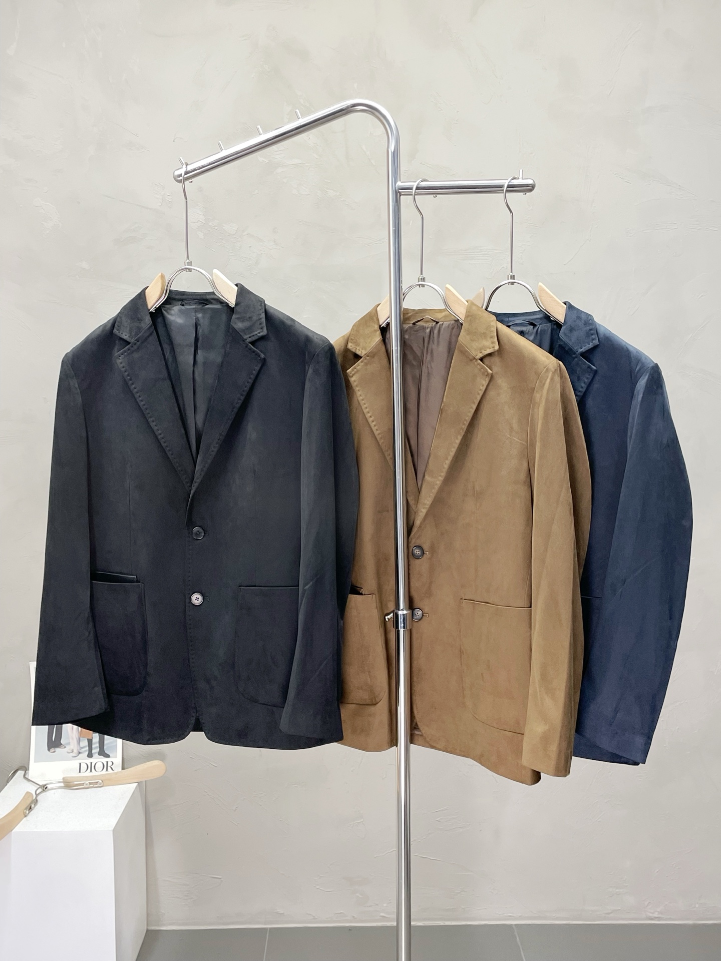 NO:510073,.ZEGNA exclusively offers the latest fashionable suit jackets. A jacket with a classic design and great appearance. The quality is even more unscrupulous. You can buy it directly. You can't get it wrong! Through the detailed pictures, you can feel its powerful aura, and the warm-concentration effect is significant, so you don’t have to worry about the chill at all! It is both fashionable and functional, and the whole style looks more luxurious and elegant! Size M-3XL, zegna, jackets & coats, jackets & coats, alexander wang19860909.ZEGNA杰尼亚独家专供最新时尚西服夹克 经典设计感与颜值爆棚的外套,品质更是无法挑剔品控可以直接入手,不容过错的高端臻品！通过细节图片便可感受到它强悍的气场,聚温保暖效果显著,完全不用担心会有一点寒意！时尚与功能性兼备,整款显得更加的奢华大气！ 尺码M-3XL,,zegna,jackets & coats,jackets & coats,alexander wang,Men's clothing