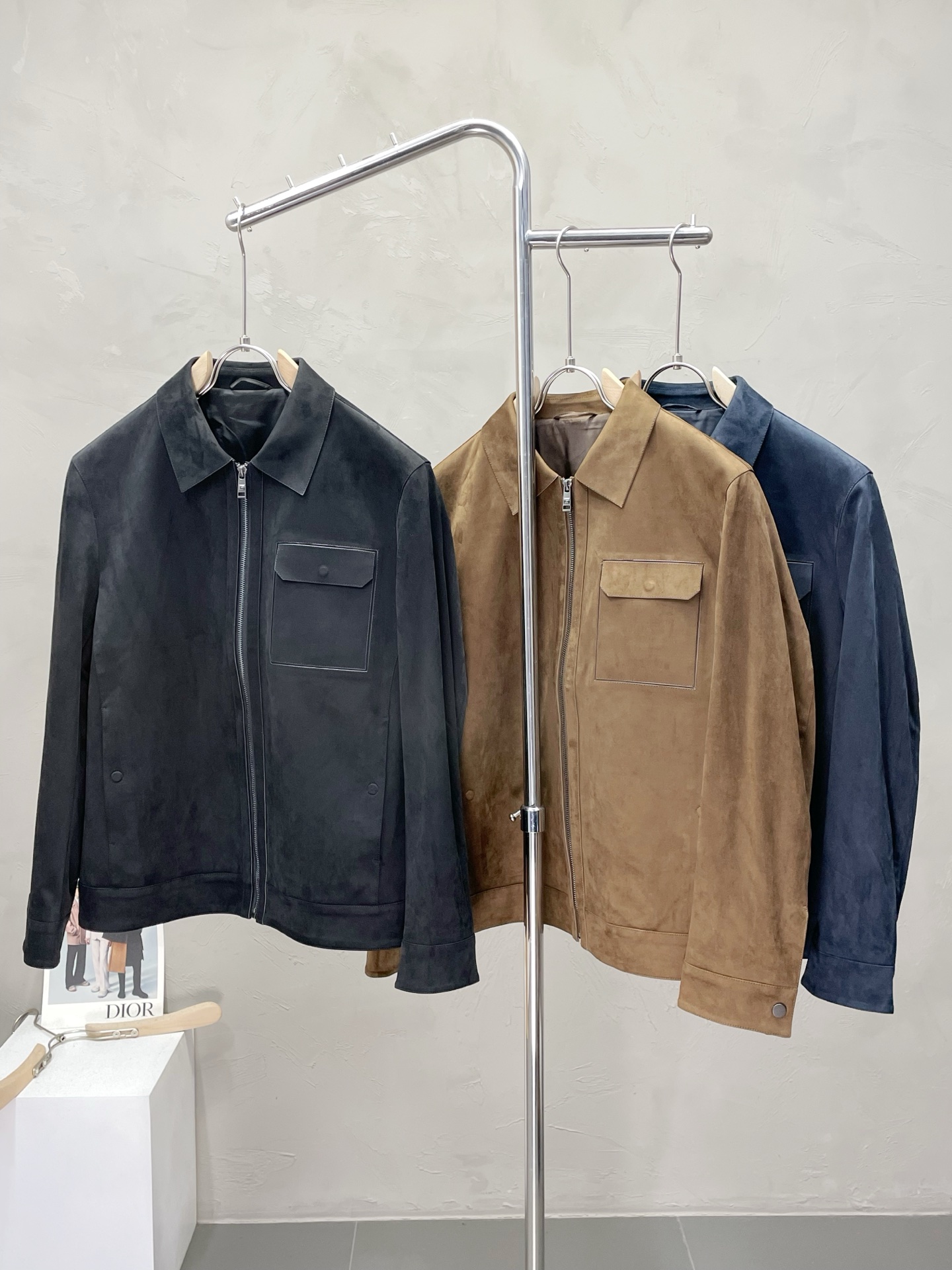 NO:510096,.ZEGNA exclusively offers the latest fashionable jackets. A jacket with a classic design and appearance, and the quality is even more unscrupulous. You can buy it directly. You can't get it wrong! Through the detailed pictures, you can feel its powerful aura, and the warm-concentration effect is significant, so you don’t have to worry about the chill at all! It is both fashionable and functional, and the whole style looks more luxurious and elegant! Size M-3XL, zegna, jackets & coats, jackets & coats, alexander wang19860909.ZEGNA杰尼亚独家专供最新时尚夹克 经典设计感与颜值爆棚的外套,品质更是无法挑剔品控可以直接入手,不容过错的高端臻品！通过细节图片便可感受到它强悍的气场,聚温保暖效果显著,完全不用担心会有一点寒意！时尚与功能性兼备,整款显得更加的奢华大气！ 尺码M-3XL,,zegna,jackets & coats,jackets & coats,alexander wang,Men's clothing