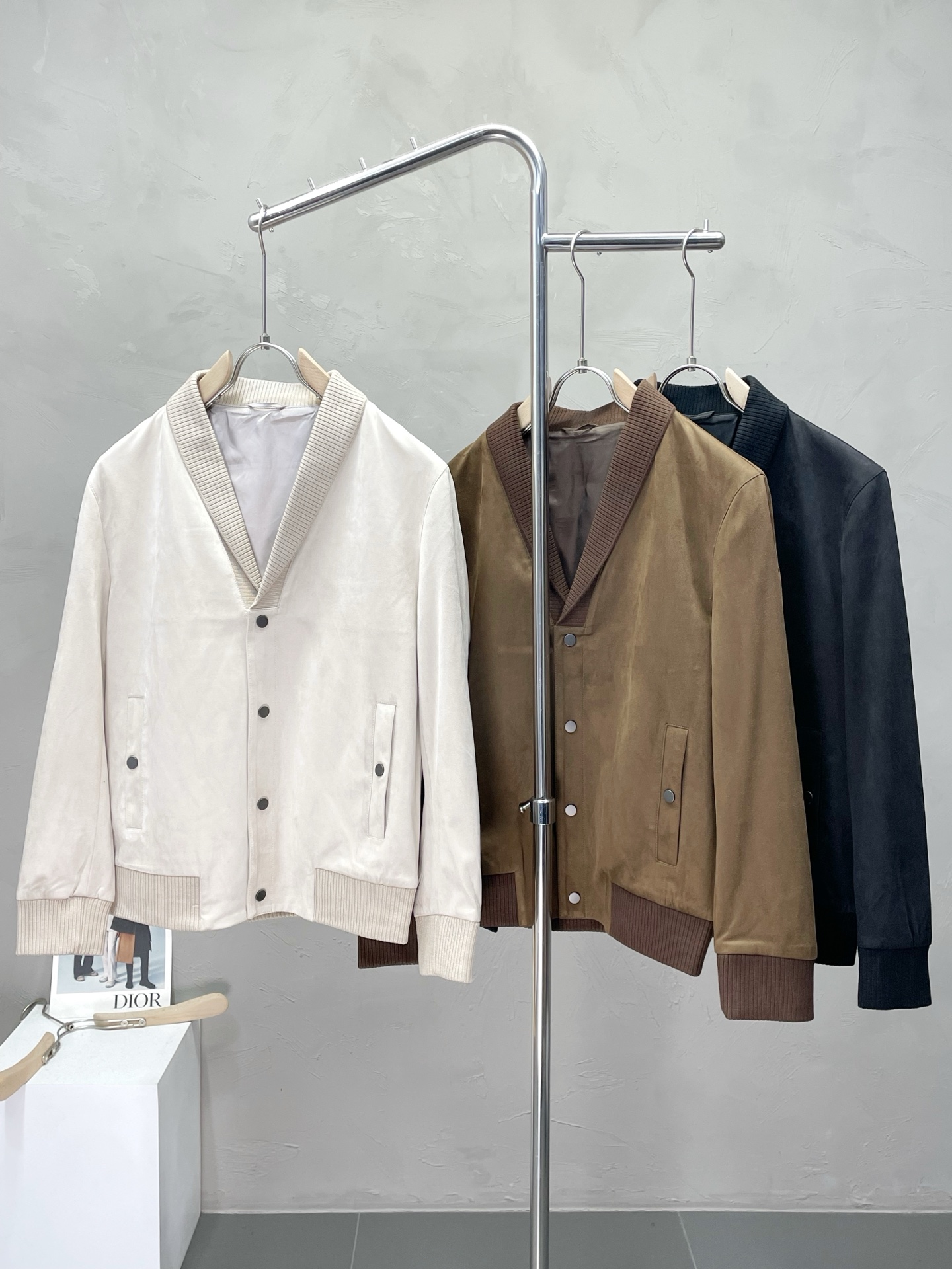 NO:510079,.LP-Loro Piana exclusively offers the latest fashionable jackets. A jacket with a classic design and great appearance. It is even more difficult to pick and control. You can buy it directly. You can't get it wrong! Through the detailed pictures, you can feel its powerful aura, and the warm-concentration effect is significant, so you don’t have to worry about the chill at all! It is both fashionable and functional, and the whole style looks more luxurious and elegant! Size M-3XL, loro piana,loro piana,jackets & coats,jackets & coats,alexander wang19860909.LP-Loro Piana诺悠翩雅独家专供最新时尚夹克 经典设计感与颜值爆棚的外套,品质更是无法挑剔品控可以直接入手,不容过错的高端臻品！通过细节图片便可感受到它强悍的气场,聚温保暖效果显著,完全不用担心会有一点寒意！时尚与功能性兼备,整款显得更加的奢华大气！ 尺码M-3XL,,loro piana,loro piana,jackets & coats,jackets & coats,alexander wang,Men's clothing