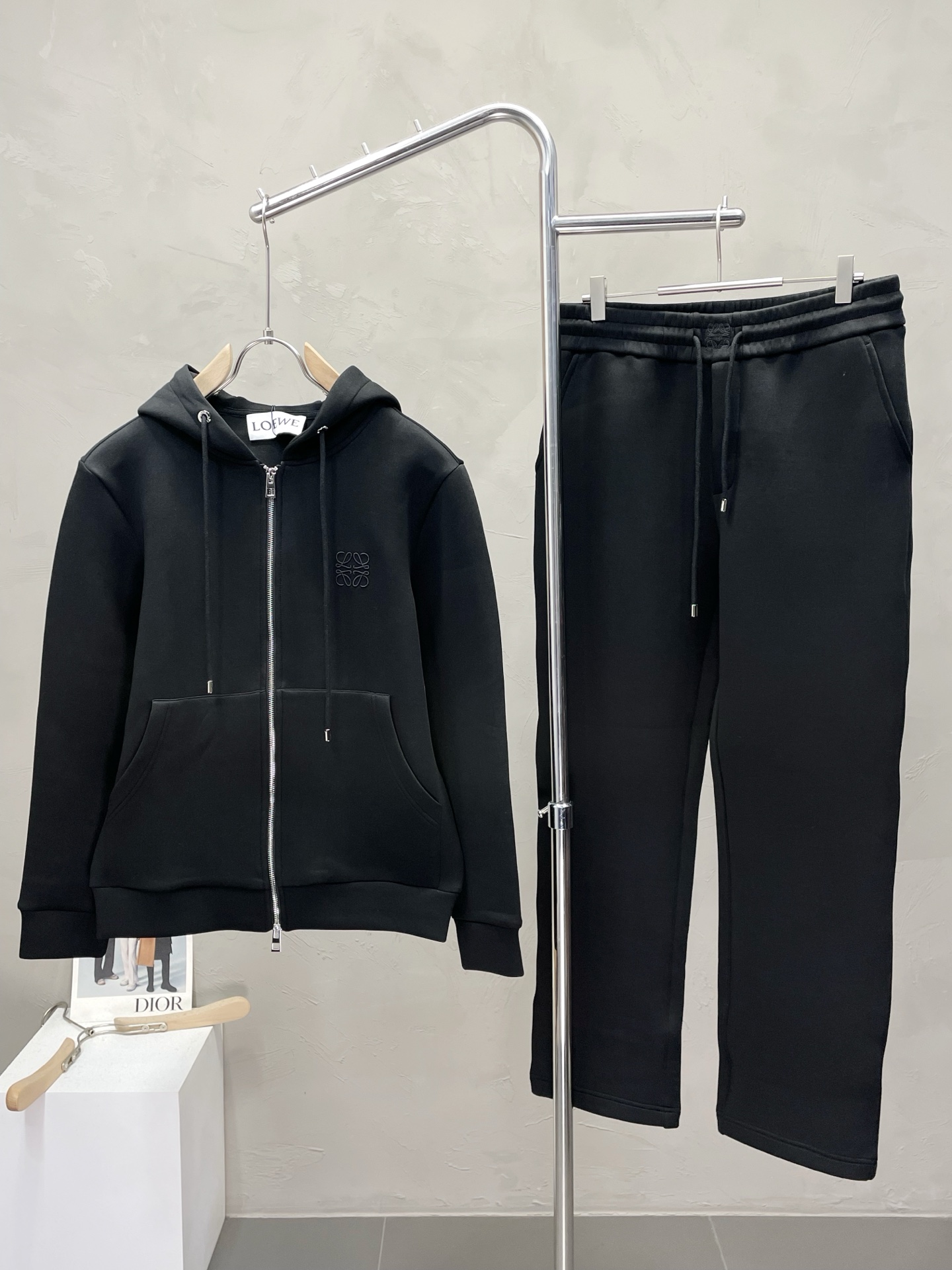 NO:510068,/Set.LOEWE exclusively offers the same hooded suit for the new counter, full of high-end feel!  The details are exquisite and high-end, and the workmanship is impeccable!  Imported fabrics are three-dimensional, exquisite and delicate. The original high-end double-sided jersey fabrics are very high-end!  The fabric is crisp, wrinkle-resistant, wear-resistant, moisture absorption, quick drying and breathable, neat and stylish. The code number M-3XL, loewe, loewe, hats, alexander wang19860909/套.LOEWE罗意威独家专供新款专柜同款连帽套装,高级感满满！细节精致高档,做工无可挑剔！进口面料 立体精致细腻.原版高端双面平纹针织面料很显高级！面料挺括抗皱耐磨,吸湿速干透气,利落有型.码数M-3XL,,loewe,loewe,hats,alexander wang,Men's clothing