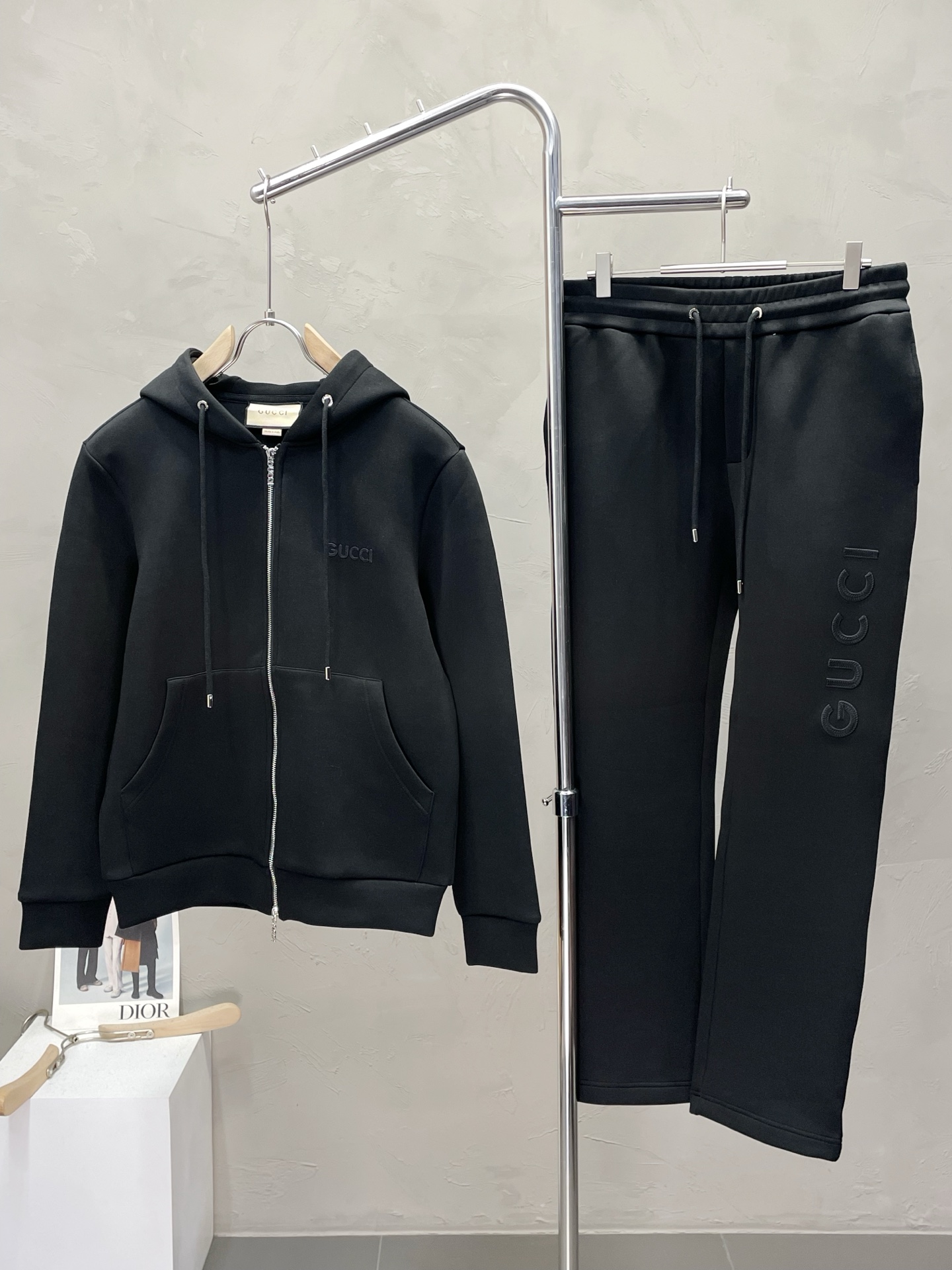 NO:510071,/Set.Gucci exclusively supplies the same hooded suit for the new counter, full of high-end feel!  The details are exquisite and high-end, and the workmanship is impeccable!  Imported fabrics are three-dimensional, exquisite and delicate. The original high-end double-sided jersey fabrics are very high-end!  The fabric is crisp, wrinkle-resistant, wear-resistant, moisture absorption, quick drying and breathable, neat and stylish. Code number M-3XL, gucci, gucci, hats, alexander wang19860909/套.Gucci古驰独家专供新款专柜同款连帽套装,高级感满满！细节精致高档,做工无可挑剔！进口面料 立体精致细腻.原版高端双面平纹针织面料很显高级！面料挺括抗皱耐磨,吸湿速干透气,利落有型.码数M-3XL,,gucci,gucci,hats,alexander wang,Men's clothing