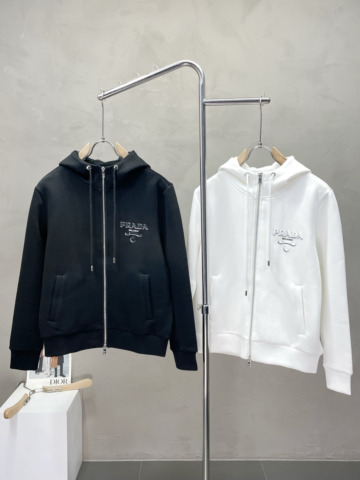 NO:510081,.Prada exclusively offers the latest fashionable hooded jackets. A jacket with a classic design and great appearance. The quality is even more unscrupulous. You can buy it directly. You can't get it right! Through the detailed pictures, you can feel its powerful aura, and the warm-concentration effect is significant, so you don’t have to worry about the chill at all! It is both fashionable and functional, and the whole style looks more luxurious and elegant! Size M-3XL, prada, prada, jackets & coats, hats, alexander wang19860909.Prada普拉达独家专供最新时尚连帽外套 经典设计感与颜值爆棚的外套,品质更是无法挑剔品控可以直接入手,不容过错的高端臻品！通过细节图片便可感受到它强悍的气场,聚温保暖效果显著,完全不用担心会有一点寒意！时尚与功能性兼备,整款显得更加的奢华大气！ 尺码M-3XL,,prada,prada,jackets & coats,hats,alexander wang,Men's clothing