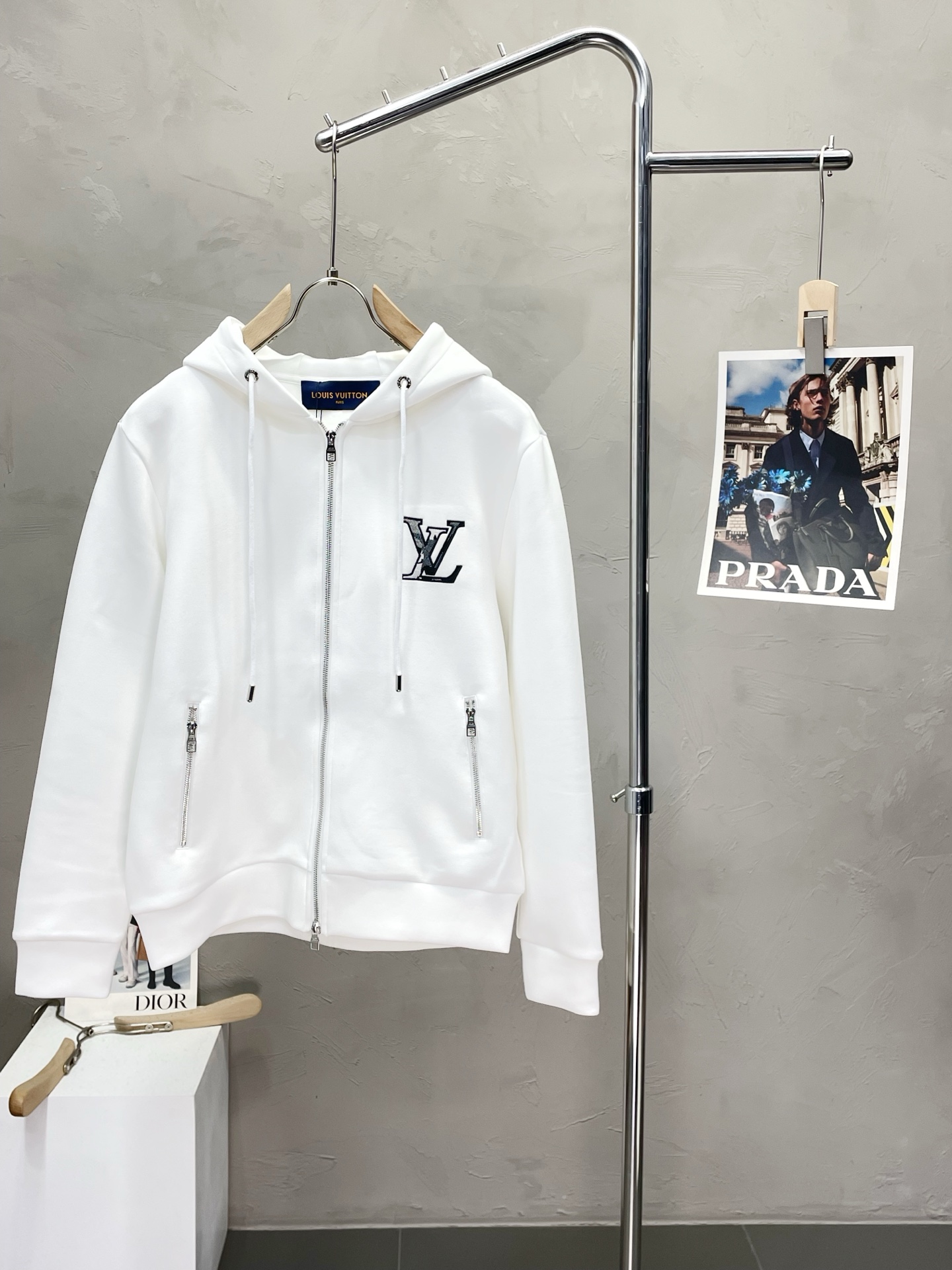 NO:510075,.Louis Vuitton exclusively offers the latest fashionable hooded jacket. A jacket with a classic design and great appearance. It is even more difficult to pick and quality control. You can buy it directly. You can't get it wrong! Through the detailed pictures, you can feel its powerful aura, and the warm-concentration effect is significant, so you don’t have to worry about the chill at all! It is both fashionable and functional, and the whole style looks more luxurious and elegant! Size M-3XL, louis vuitton,louis vuitton,jackets & coats,hats,alexander wang19860909.Louis Vuitton路易威登独家专供最新时尚连帽外套 经典设计感与颜值爆棚的外套,品质更是无法挑剔品控可以直接入手,不容过错的高端臻品！通过细节图片便可感受到它强悍的气场,聚温保暖效果显著,完全不用担心会有一点寒意！时尚与功能性兼备,整款显得更加的奢华大气！ 尺码M-3XL,,louis vuitton,louis vuitton,jackets & coats,hats,alexander wang,Men's clothing