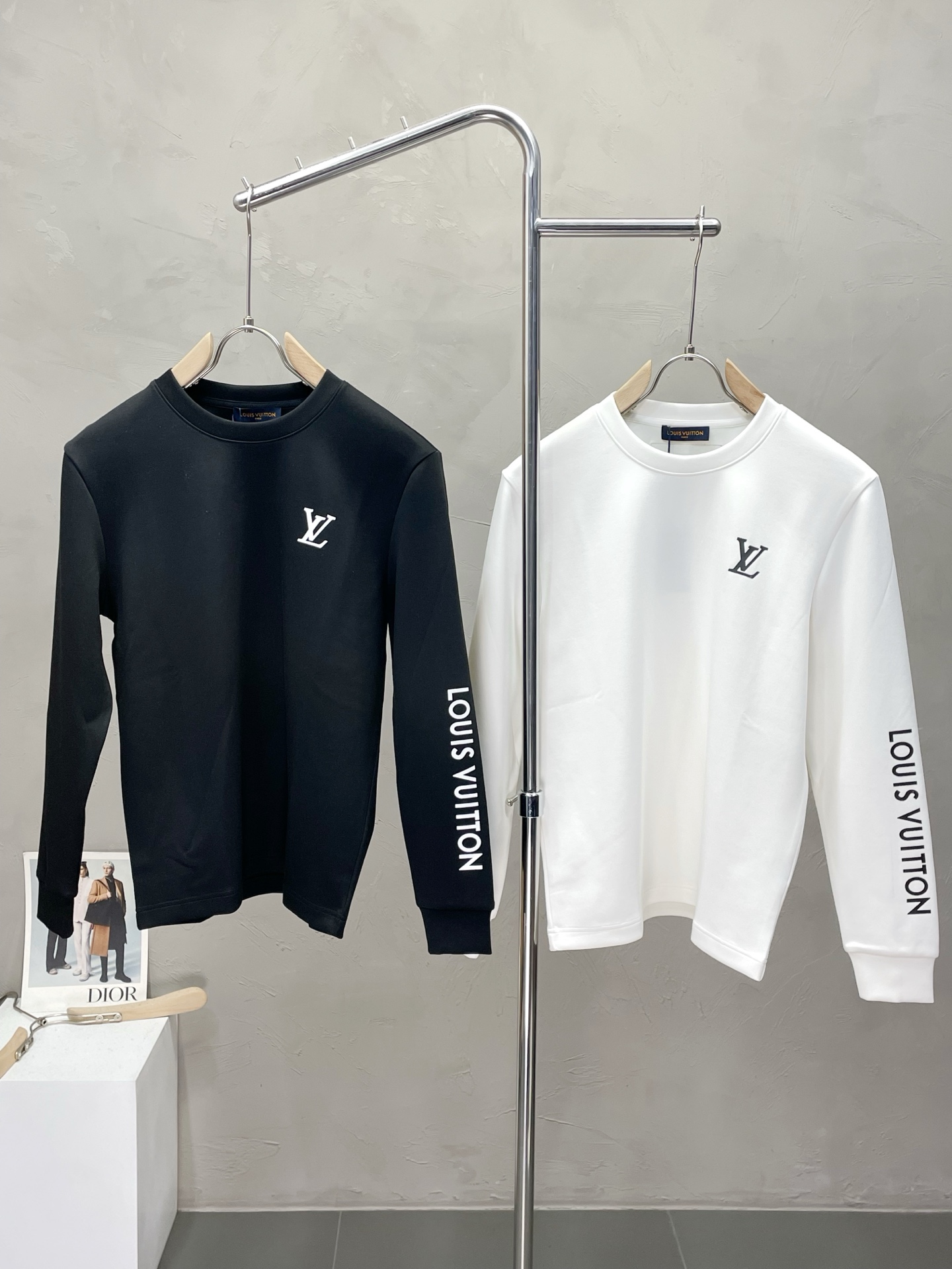 NO:518490,.Louis Vuitton exclusively offers the latest fashionable sweatshirts. A jacket with a classic design and great appearance, and the quality is even more unscrupulous. You can buy it directly. You can't get it wrong! Through the detailed pictures, you can feel its powerful aura, and the warm-concentration effect is significant, so you don’t have to worry about the chill at all! It is both fashionable and functional, and the whole style looks more luxurious and elegant! Size M-3XL, louis vuitton,louis vuitton,hoodie,sweatshirts,jackets & coats,alexander wang19860909.Louis Vuitton路易威登独家专供最新时尚卫衣 经典设计感与颜值爆棚的外套,品质更是无法挑剔品控可以直接入手,不容过错的高端臻品！通过细节图片便可感受到它强悍的气场,聚温保暖效果显著,完全不用担心会有一点寒意！时尚与功能性兼备,整款显得更加的奢华大气！ 尺码M-3XL,,louis vuitton,louis vuitton,hoodie,sweatshirts,jackets & coats,alexander wang,Men's clothing