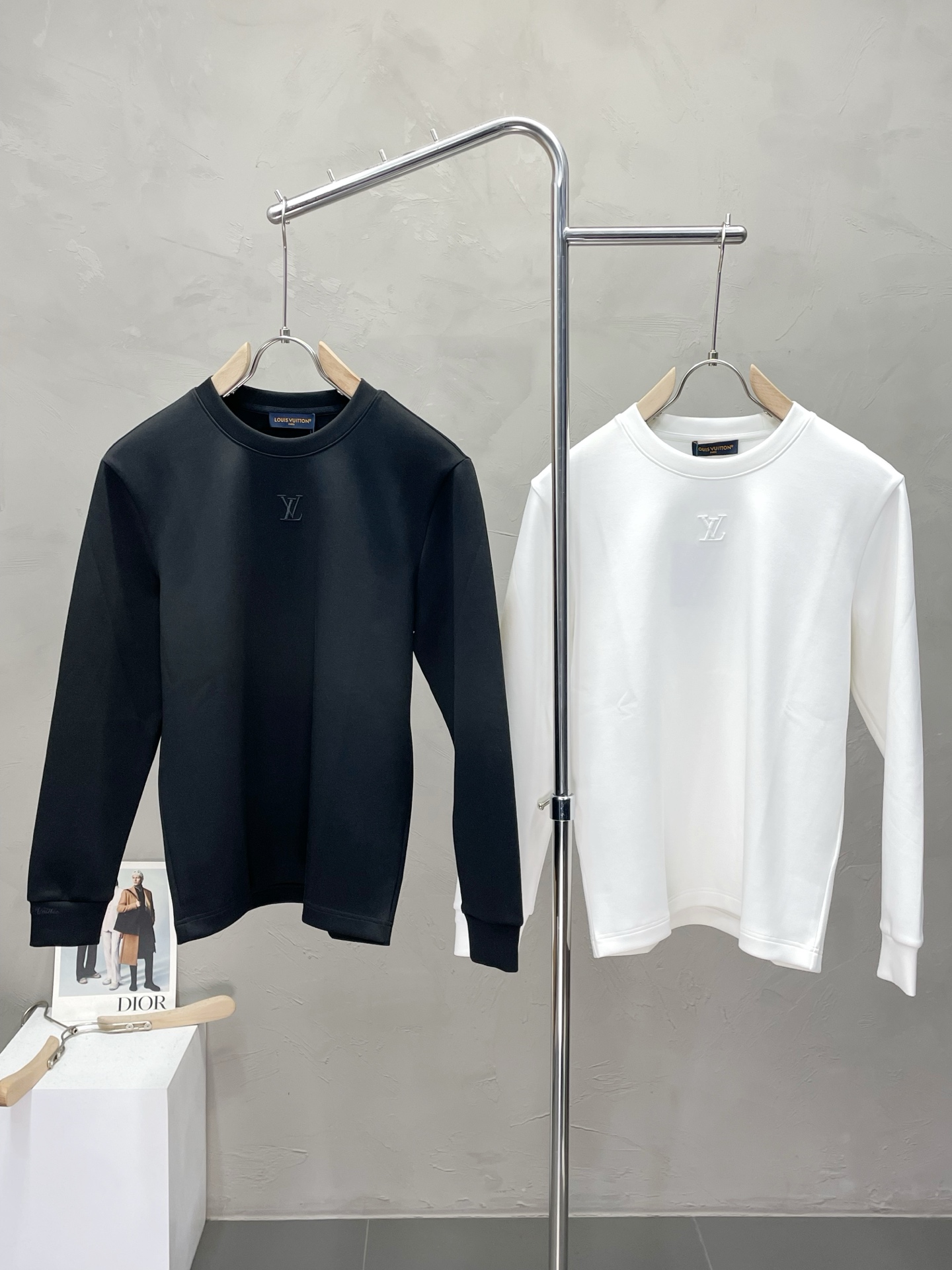 NO:510092,.Louis Vuitton exclusively offers the latest fashionable sweatshirts. A jacket with a classic design and great appearance, and the quality is even more unscrupulous. You can buy it directly. You can't get it wrong! Through the detailed pictures, you can feel its powerful aura, and the warm-concentration effect is significant, so you don’t have to worry about the chill at all! It is both fashionable and functional, and the whole style looks more luxurious and elegant! Size M-3XL, louis vuitton,louis vuitton,hoodie,sweatshirts,jackets & coats,alexander wang19860909.Louis Vuitton路易威登独家专供最新时尚卫衣 经典设计感与颜值爆棚的外套,品质更是无法挑剔品控可以直接入手,不容过错的高端臻品！通过细节图片便可感受到它强悍的气场,聚温保暖效果显著,完全不用担心会有一点寒意！时尚与功能性兼备,整款显得更加的奢华大气！ 尺码M-3XL,,louis vuitton,louis vuitton,hoodie,sweatshirts,jackets & coats,alexander wang,Men's clothing