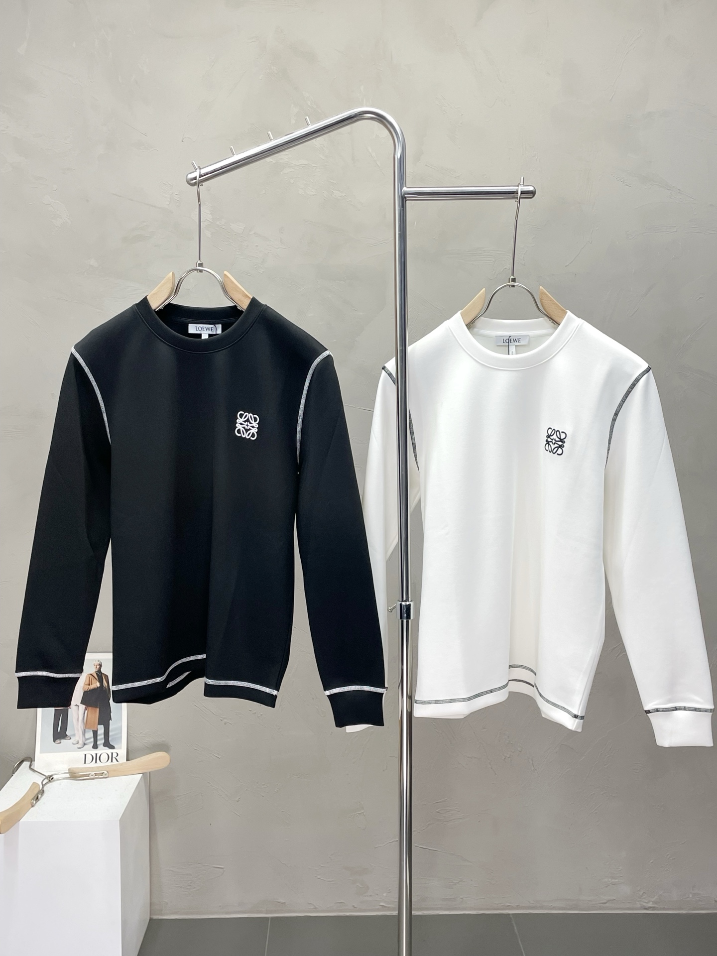 NO:510095,.LOEWE exclusively provides the latest fashionable sweatshirts. A jacket with a classic design and great appearance. It is even more difficult to pick and quality control. You can buy it directly. You can't get it wrong! Through the detailed pictures, you can feel its powerful aura, and the warm-concentration effect is significant, so you don’t have to worry about the chill at all! It is both fashionable and functional, and the whole style looks more luxurious and elegant! Size M-3XL, loewe, loewe, hoodie, sweatshirts, jackets & coats, alexander wang19860909.LOEWE罗意威独家专供最新时尚卫衣 经典设计感与颜值爆棚的外套,品质更是无法挑剔品控可以直接入手,不容过错的高端臻品！通过细节图片便可感受到它强悍的气场,聚温保暖效果显著,完全不用担心会有一点寒意！时尚与功能性兼备,整款显得更加的奢华大气！ 尺码M-3XL,,loewe,loewe,hoodie,sweatshirts,jackets & coats,alexander wang,Men's clothing