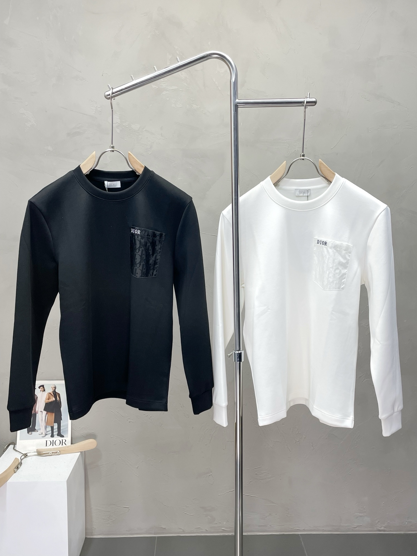 NO:510069,.Dior exclusively offers the latest fashionable sweatshirts. A jacket with a classic design and great appearance. It is even more difficult to pick and control. You can buy it directly. It is a high-end quality product that cannot be missed! Through the detailed pictures, you can feel its powerful aura, and the warm-concentration effect is significant, so you don’t have to worry about the chill at all! It is both fashionable and functional, and the whole style looks more luxurious and elegant! Size M-3XL, Dior, Dior, Hoodie, Sweatshirts, Jackets & coats, Alexander wang19860909.Dior迪奥独家专供最新时尚卫衣 经典设计感与颜值爆棚的外套,品质更是无法挑剔品控可以直接入手,不容过错的高端臻品！通过细节图片便可感受到它强悍的气场,聚温保暖效果显著,完全不用担心会有一点寒意！时尚与功能性兼备,整款显得更加的奢华大气！ 尺码M-3XL,,dior,dior,hoodie,sweatshirts,jackets & coats,alexander wang,Men's clothing