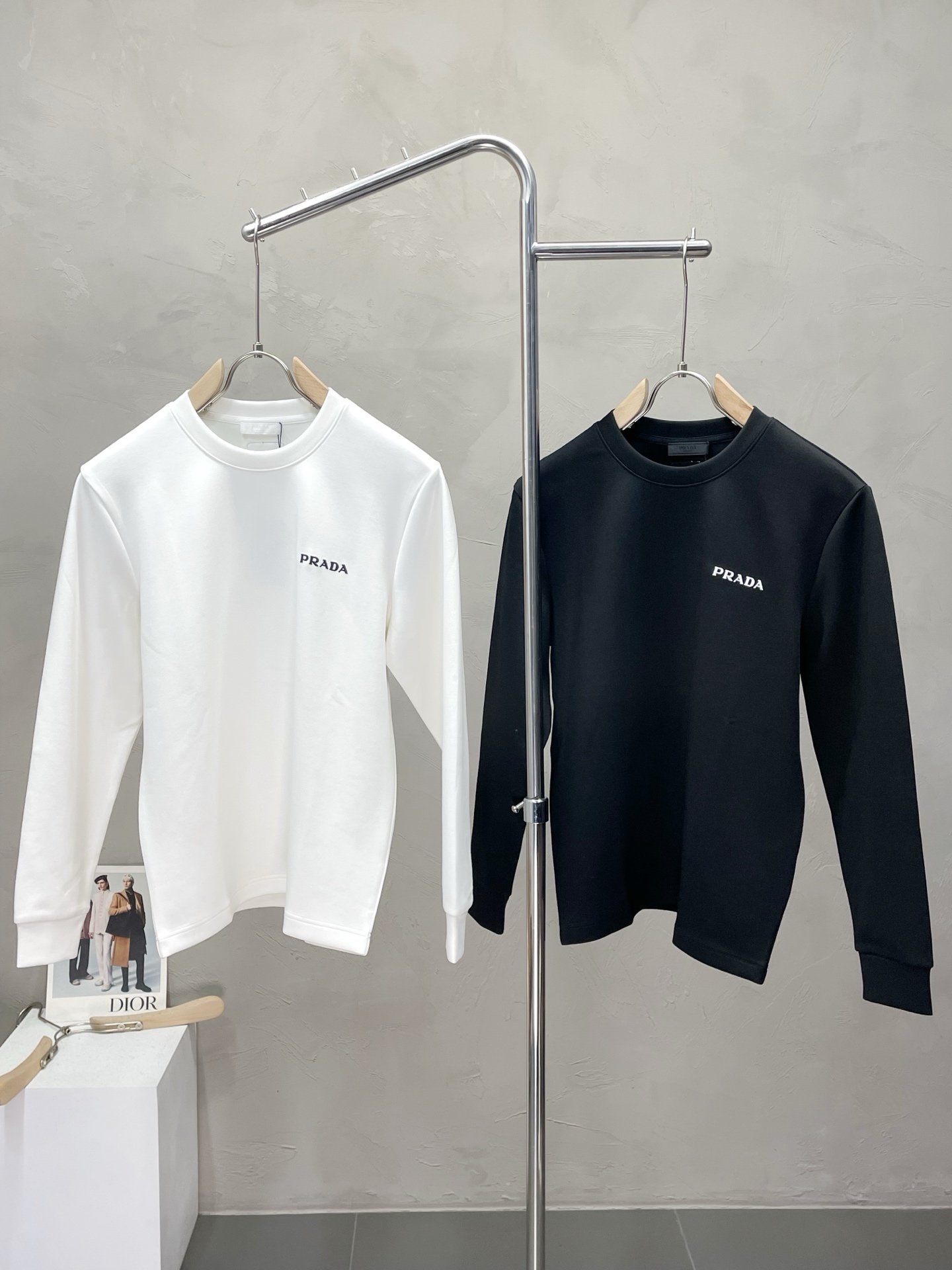 NO:518496,.Prada exclusively offers the latest fashionable sweatshirts. A jacket with a classic design and superb appearance. It is even more difficult to pick and quality control. You can buy it directly. It is a high-end quality product that cannot be missed! Through the detailed pictures, you can feel its powerful aura, and the warm-concentration effect is significant, so you don’t have to worry about the chill at all! It is both fashionable and functional, and the whole style looks more luxurious and elegant! Size M-3XL, prada, prada, hoodie, sweatshirts, jackets & coats, alexander wang19860909.Prada普拉达独家专供最新时尚卫衣 经典设计感与颜值爆棚的外套,品质更是无法挑剔品控可以直接入手,不容过错的高端臻品！通过细节图片便可感受到它强悍的气场,聚温保暖效果显著,完全不用担心会有一点寒意！时尚与功能性兼备,整款显得更加的奢华大气！ 尺码M-3XL,,prada,prada,hoodie,sweatshirts,jackets & coats,alexander wang,Men's clothing