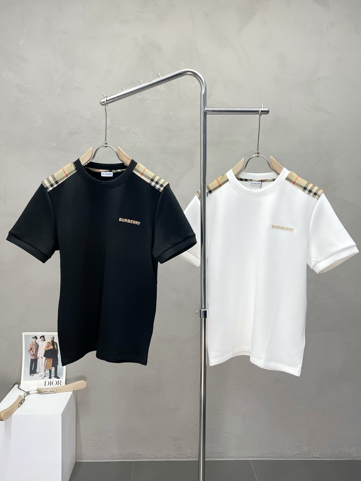 NO:510080,.Burberry Burberry exclusively offers new original single men's casual short-sleeved sleeves. High-end customization, high-end version, fashionable and versatile, original imported fabric, logo pattern design, super soft and delicate, skin-friendly and comfortable to wear, high-end boutique, OEM, fine-made top body, very good, men's essential items, three-standard size M-3XL,,burberry,burberry,T-shirt,alexander wang19860909.Burberry巴宝莉独家专供新款原单男士休闲短袖.高端定制 高版本 时尚百搭爆款原版进口面料 logo图案设计 手感超柔软细腻 穿着亲肤舒适 高端精品 代工厂精细做上身非常赞 男士必备单品 三标齐全 尺码M-3XL,,burberry,burberry,T-shirt,alexander wang,Men's clothing