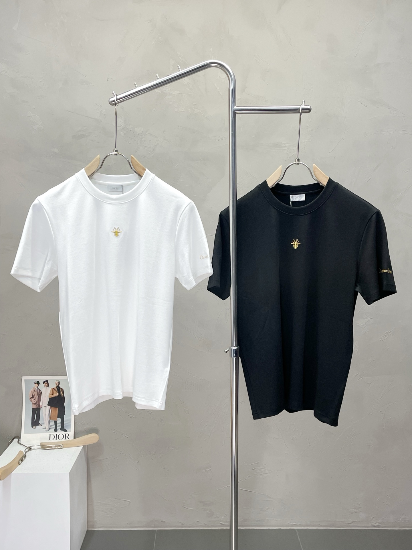 NO:510083,.Dior exclusively offers new original single men's casual short sleeves. High-end customization, high-end version, fashionable and versatile, original imported fabric, logo pattern design, super soft and delicate, skin-friendly and comfortable to wear, high-end boutique, OEM, fine-made top body, very good, men's essential items, three-standard size M-3XL,,dior,dior,T-shirt,alexander wang19860909.Dior迪奥独家专供新款原单男士休闲短袖.高端定制 高版本 时尚百搭爆款原版进口面料 logo图案设计 手感超柔软细腻 穿着亲肤舒适 高端精品 代工厂精细做上身非常赞 男士必备单品 三标齐全 尺码M-3XL,,dior,dior,T-shirt,alexander wang,Men's clothing