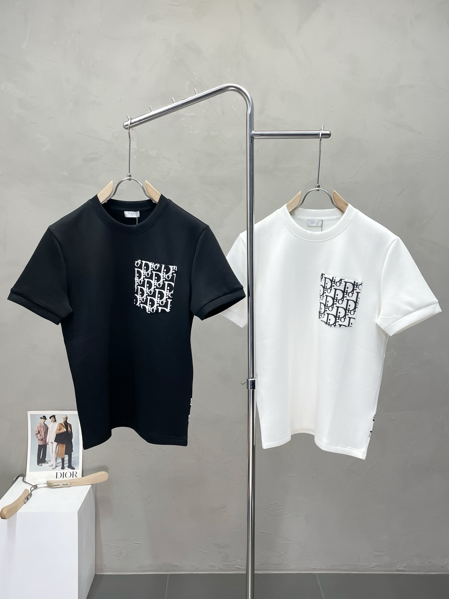 NO:512874,.Dior exclusively offers new original single men's casual short sleeves. High-end customization, high-end version, fashionable and versatile, original imported fabric, logo pattern design, super soft and delicate, skin-friendly and comfortable to wear, high-end boutique, OEM, fine-made top body, very good, men's essential items, three-standard size M-3XL,,dior,dior,T-shirt,alexander wang19860909.Dior迪奥独家专供新款原单男士休闲短袖.高端定制 高版本 时尚百搭爆款原版进口面料 logo图案设计 手感超柔软细腻 穿着亲肤舒适 高端精品 代工厂精细做上身非常赞 男士必备单品 三标齐全 尺码M-3XL,,dior,dior,T-shirt,alexander wang,Men's clothing